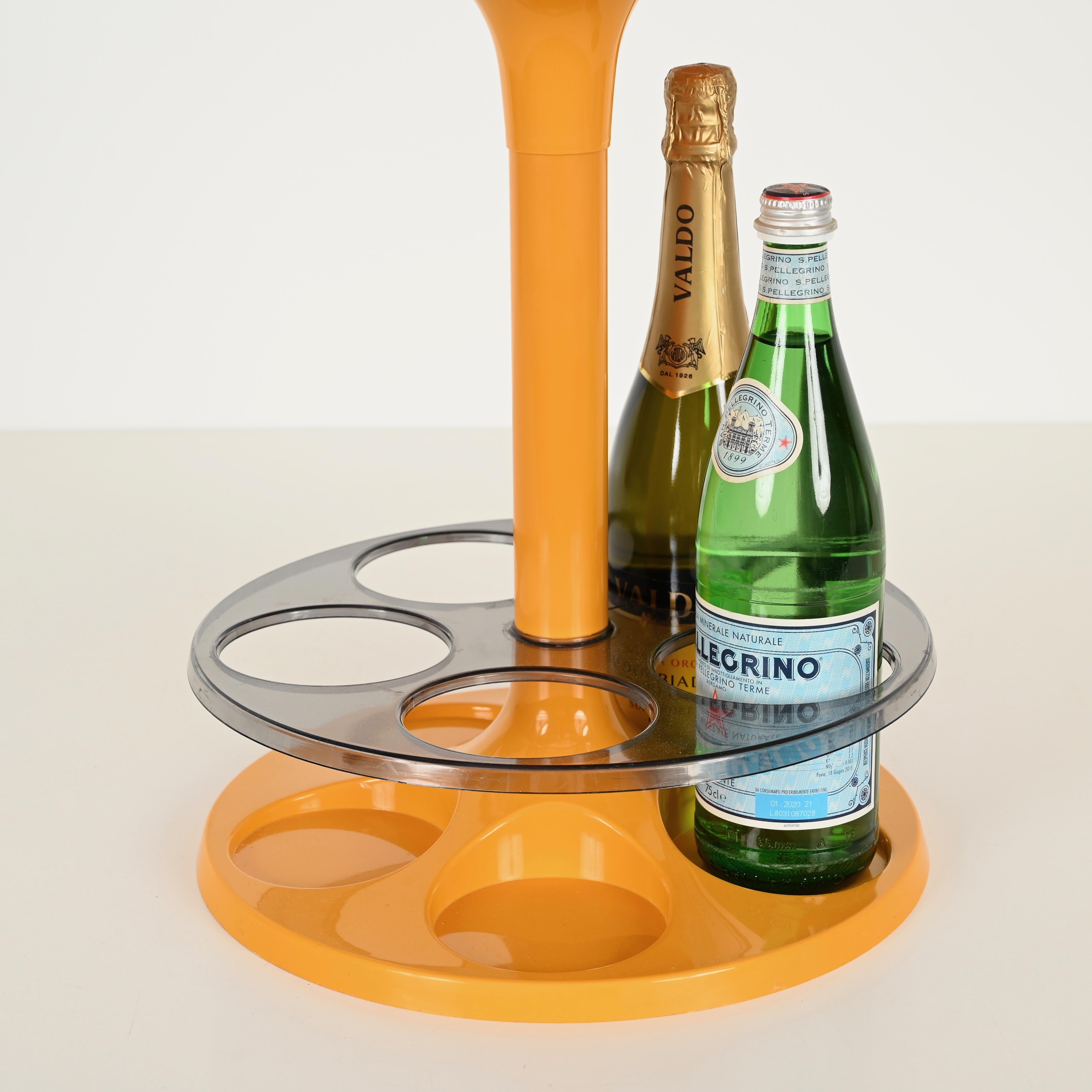 Runder Beistelltisch in Orange mit Flaschenhalter von Flair, Holland, 1970er Jahre im Zustand „Gut“ im Angebot in Roma, IT