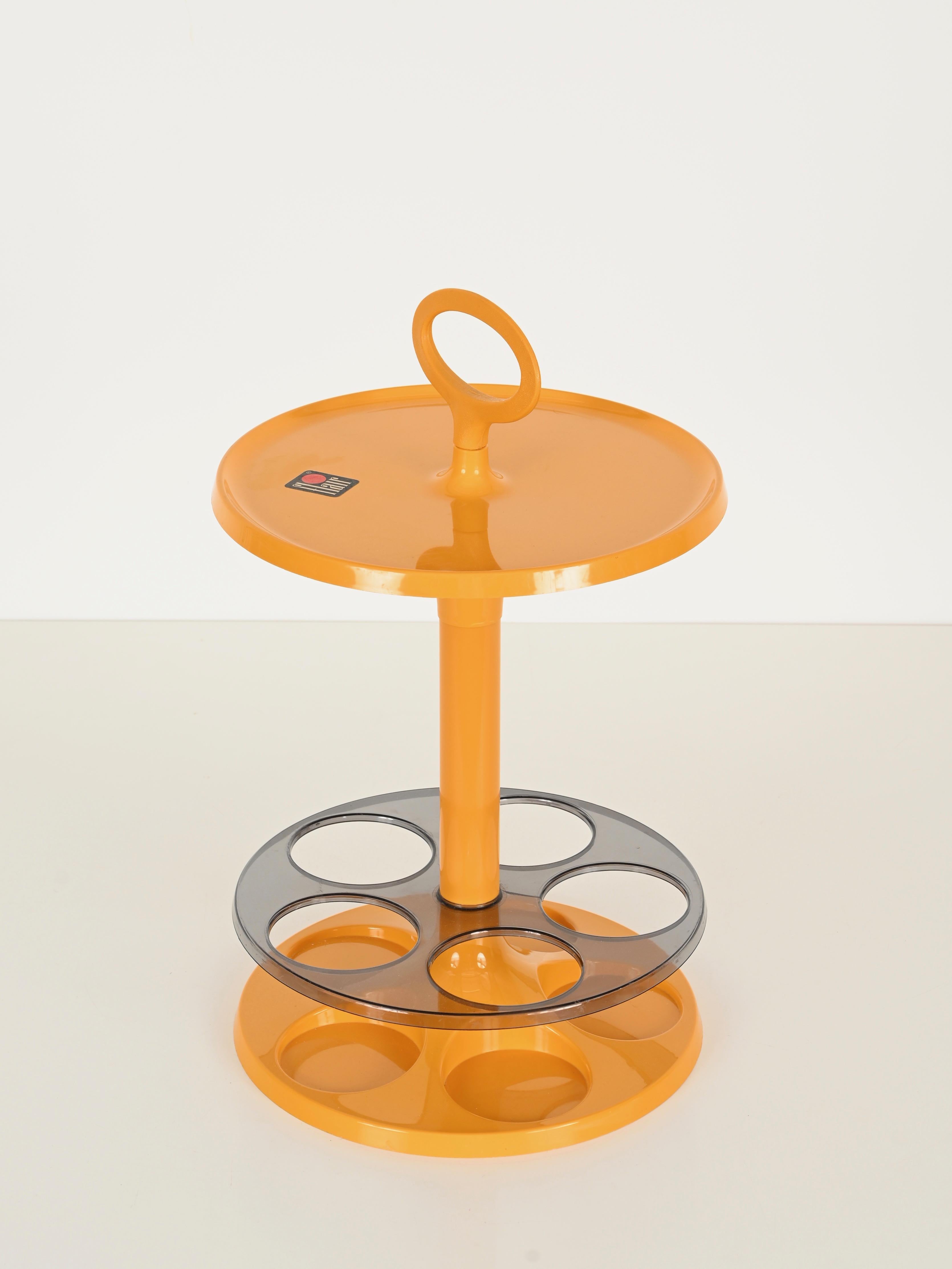 Runder Beistelltisch in Orange mit Flaschenhalter von Flair, Holland, 1970er Jahre (Ende des 20. Jahrhunderts) im Angebot