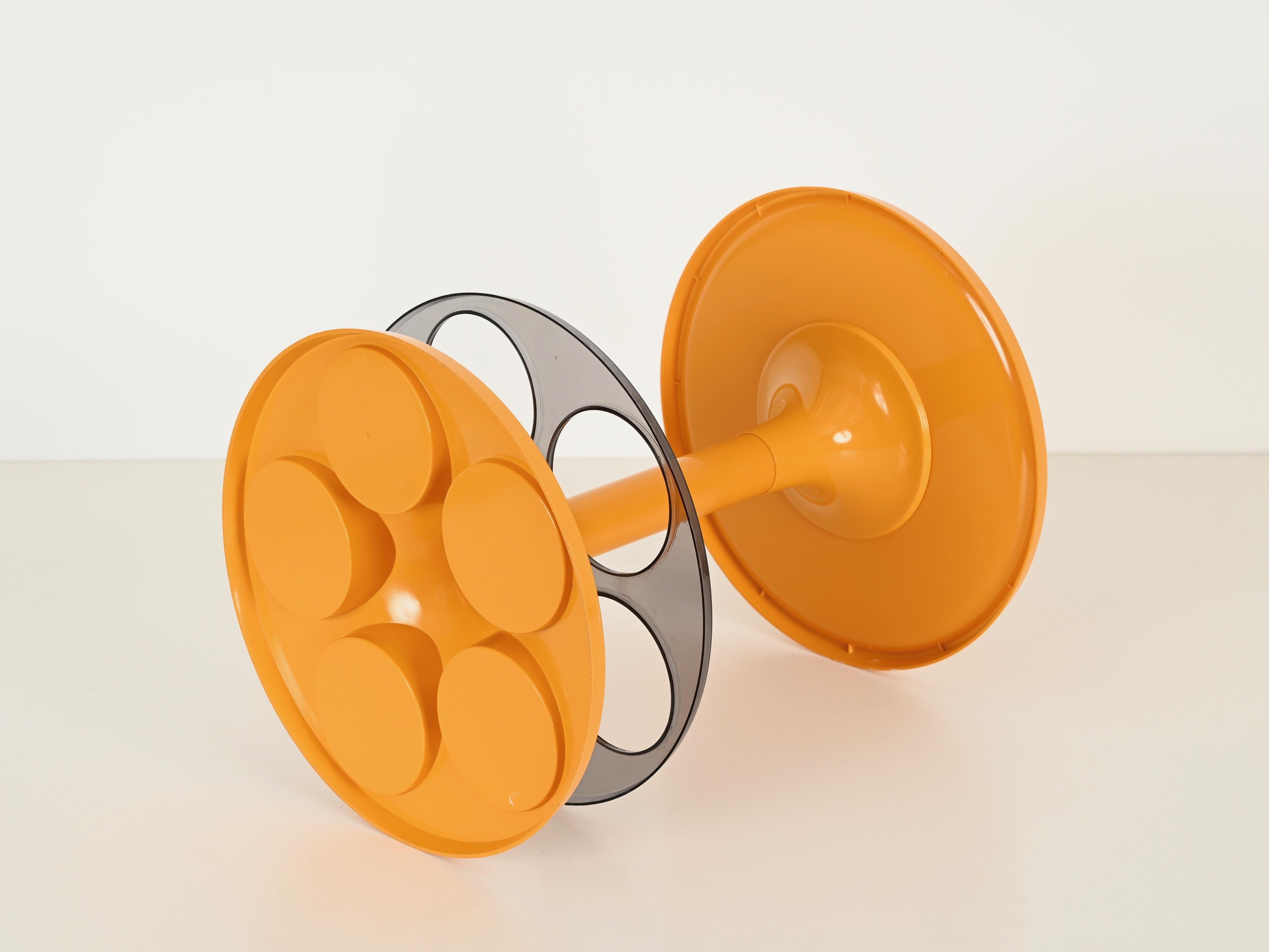 Runder Beistelltisch in Orange mit Flaschenhalter von Flair, Holland, 1970er Jahre (Kunststoff) im Angebot