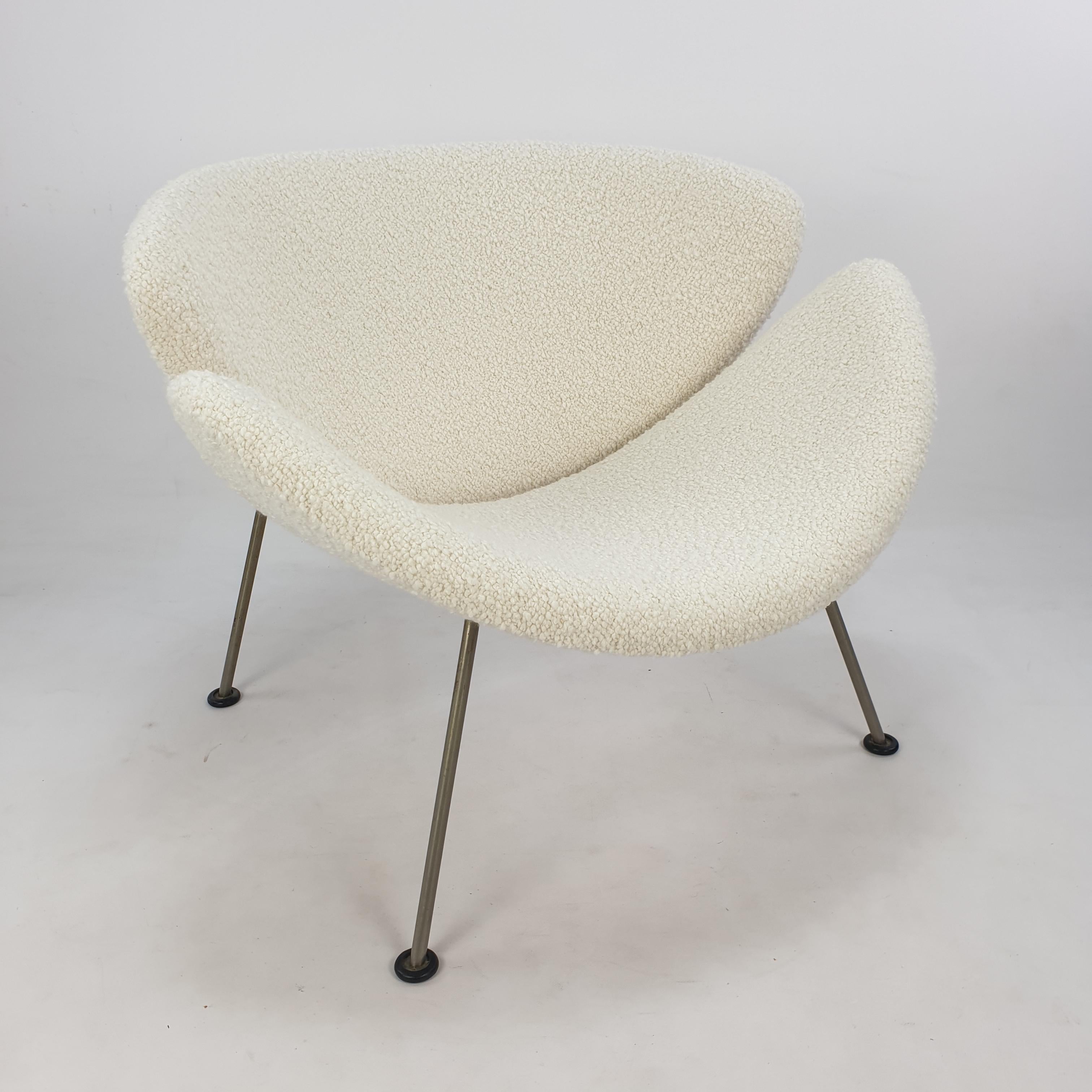 The famous Artifort orange slice chair by Pierre Paulin, designed in the 60's.
This is a early edition and is produced in the 60's, it has nickel legs.

It is a cute and very comfortable chair.

The chair is just reupholstered with new foam and