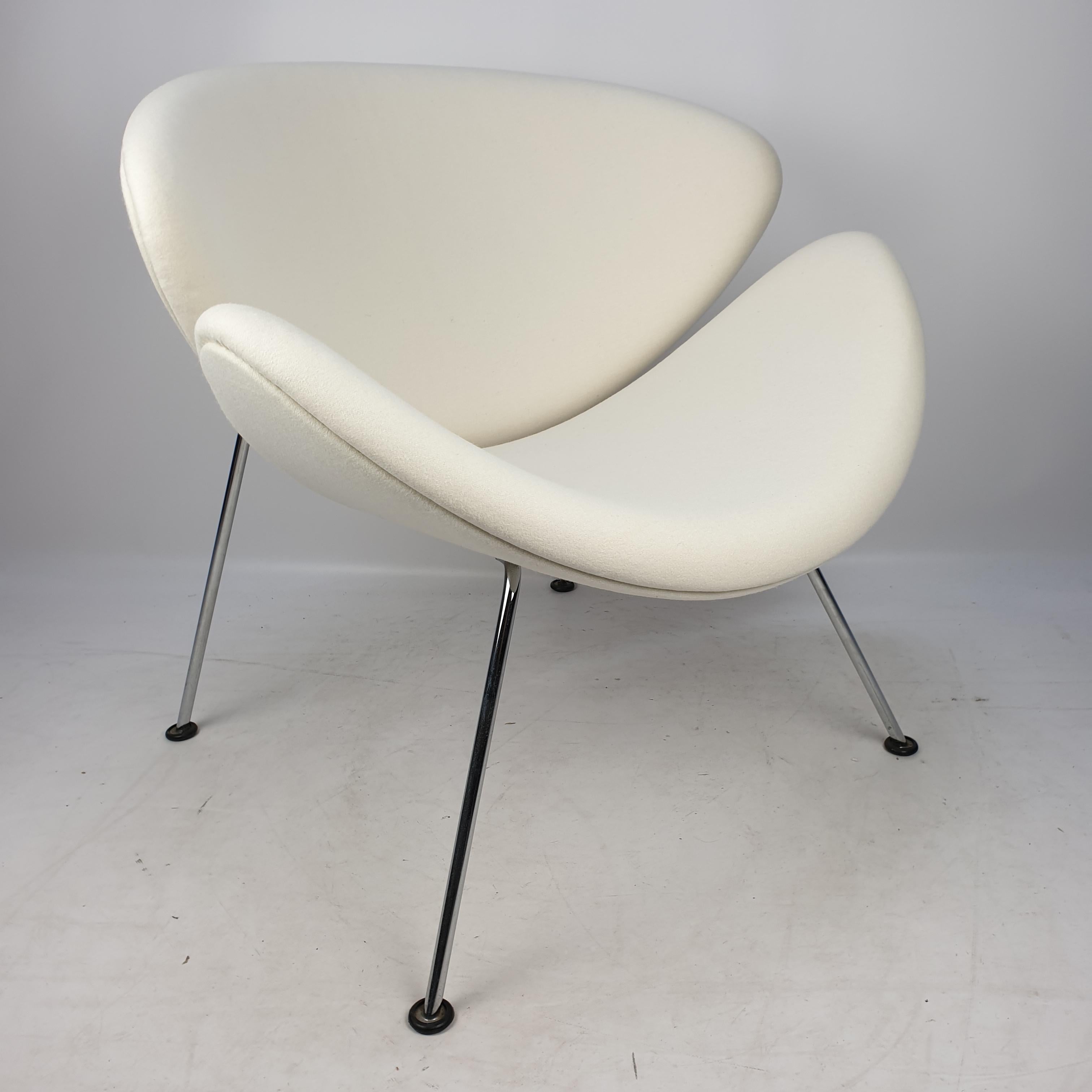The famous Artifort Orange slice chair by Pierre Paulin. Designed in the 60's and produced in the 80's. Cute and very comfortable chair. It has chrome metal legs. The structure is in very good condition. The chair has new foam and has just been