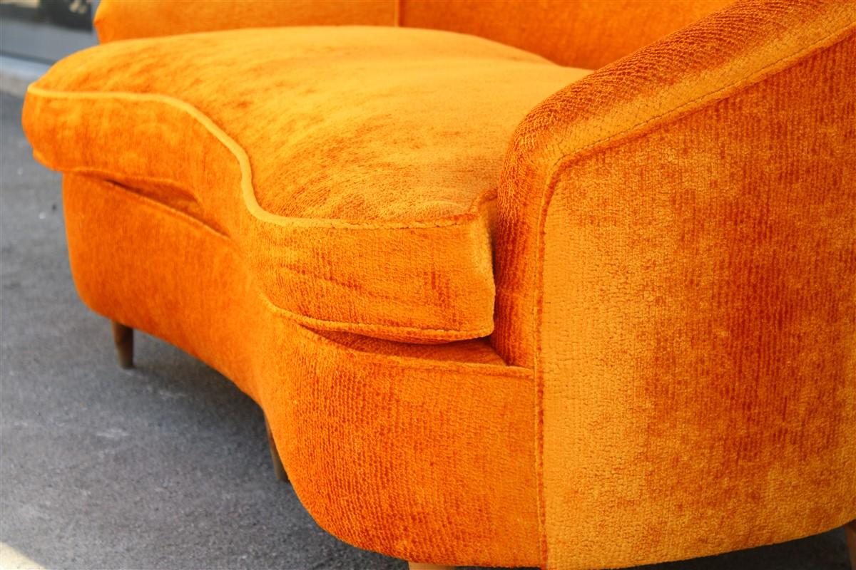 Mid-Century Modern Mid-Century Orange Velvet Curved Sofa Made in Italy 1950s Wood Feet en vente