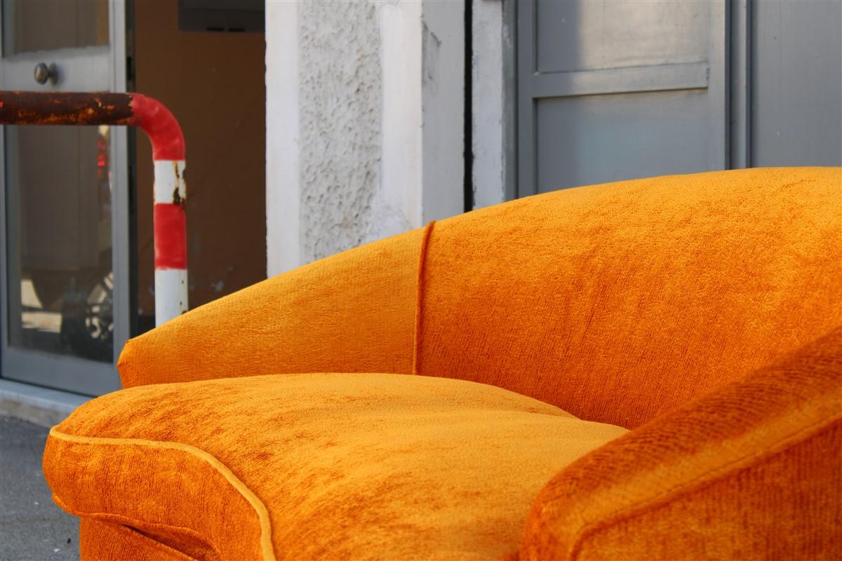 Mid-Century Orange Velvet Curved Sofa Made in Italy 1950s Wood Feet Bon état - En vente à Palermo, Sicily
