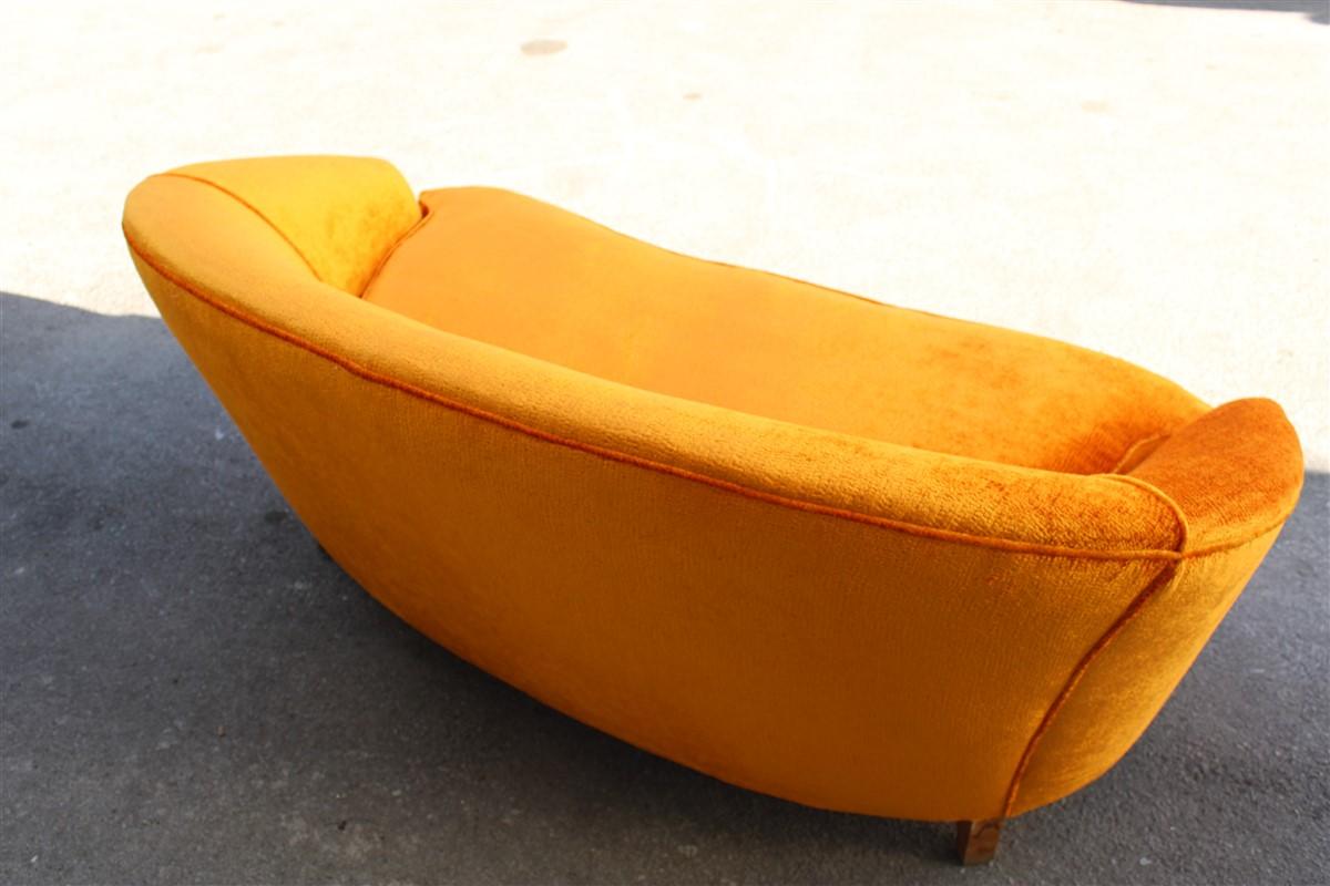 Milieu du XXe siècle Mid-Century Orange Velvet Curved Sofa Made in Italy 1950s Wood Feet en vente