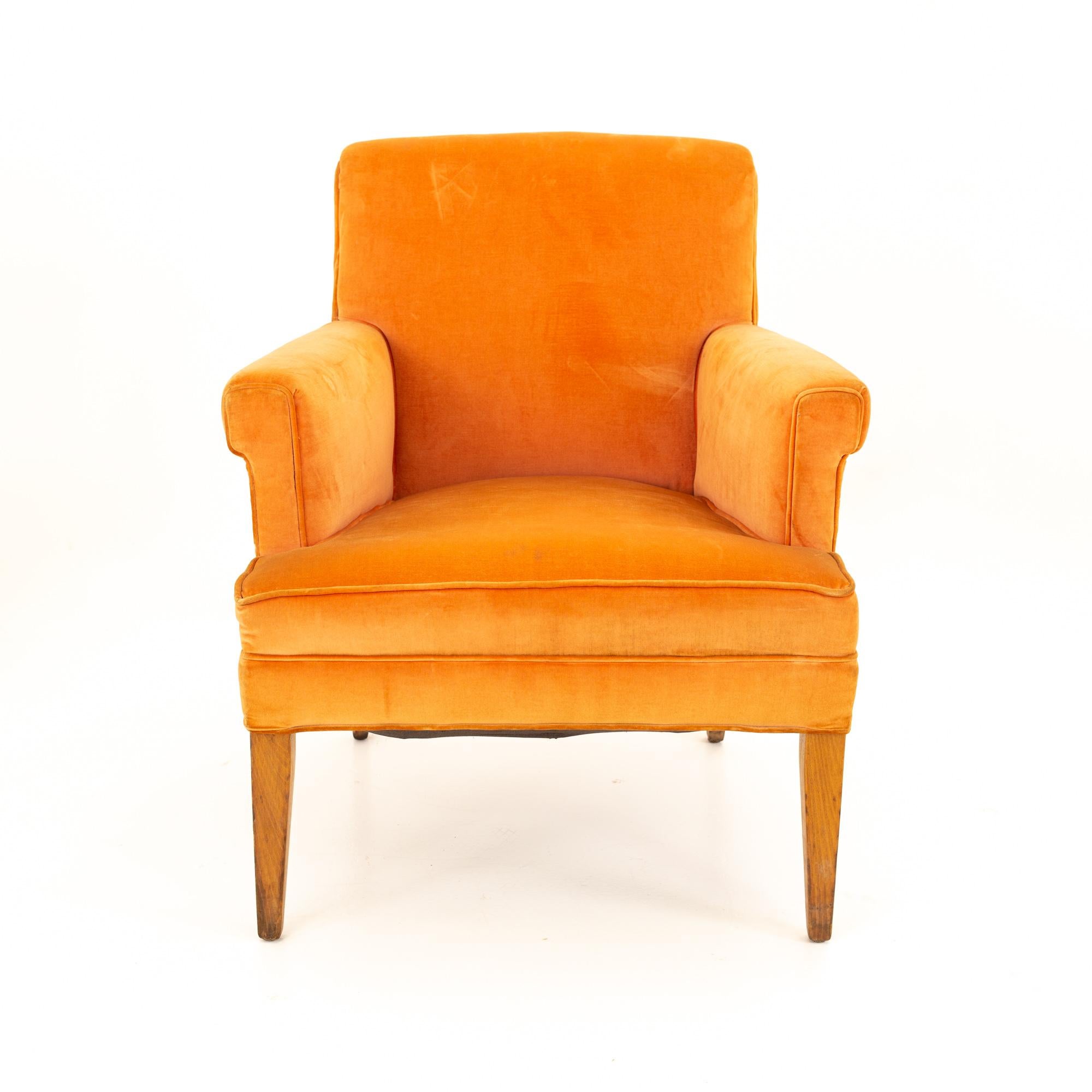 Mid Century Sessel aus orangefarbenem Samt
Der Stuhl misst: 26.5 breit x 29,5 tief x 31,5 hoch, mit einer Sitzhöhe von 16,5 Zoll

Alle Möbelstücke sind in einem so genannten restaurierten Vintage-Zustand zu haben. Das bedeutet, dass das Stück beim