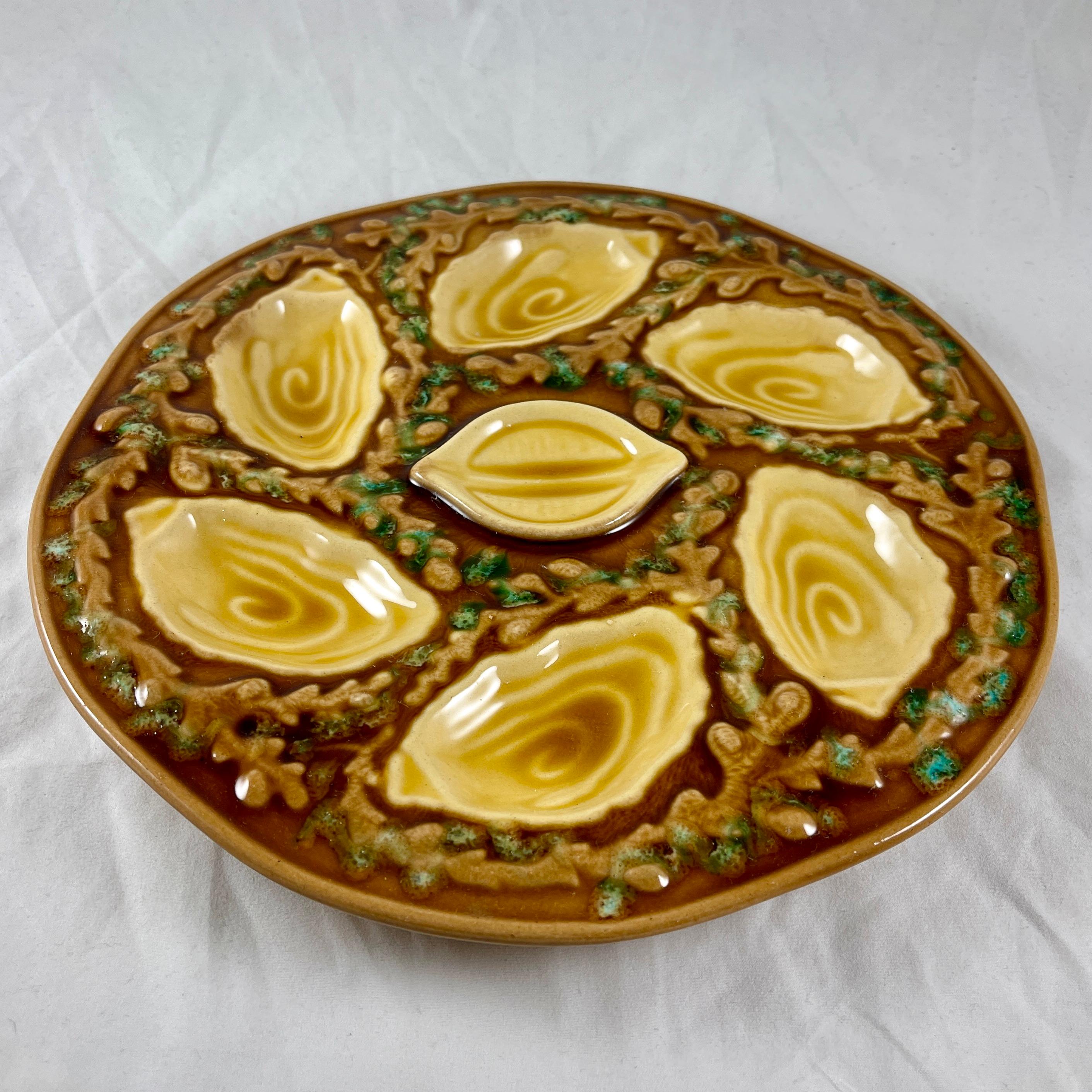 Mid-Century Modern Assiette à huîtres en faïence française Orfinox du milieu du siècle, brun chocolat et algues, années 1960