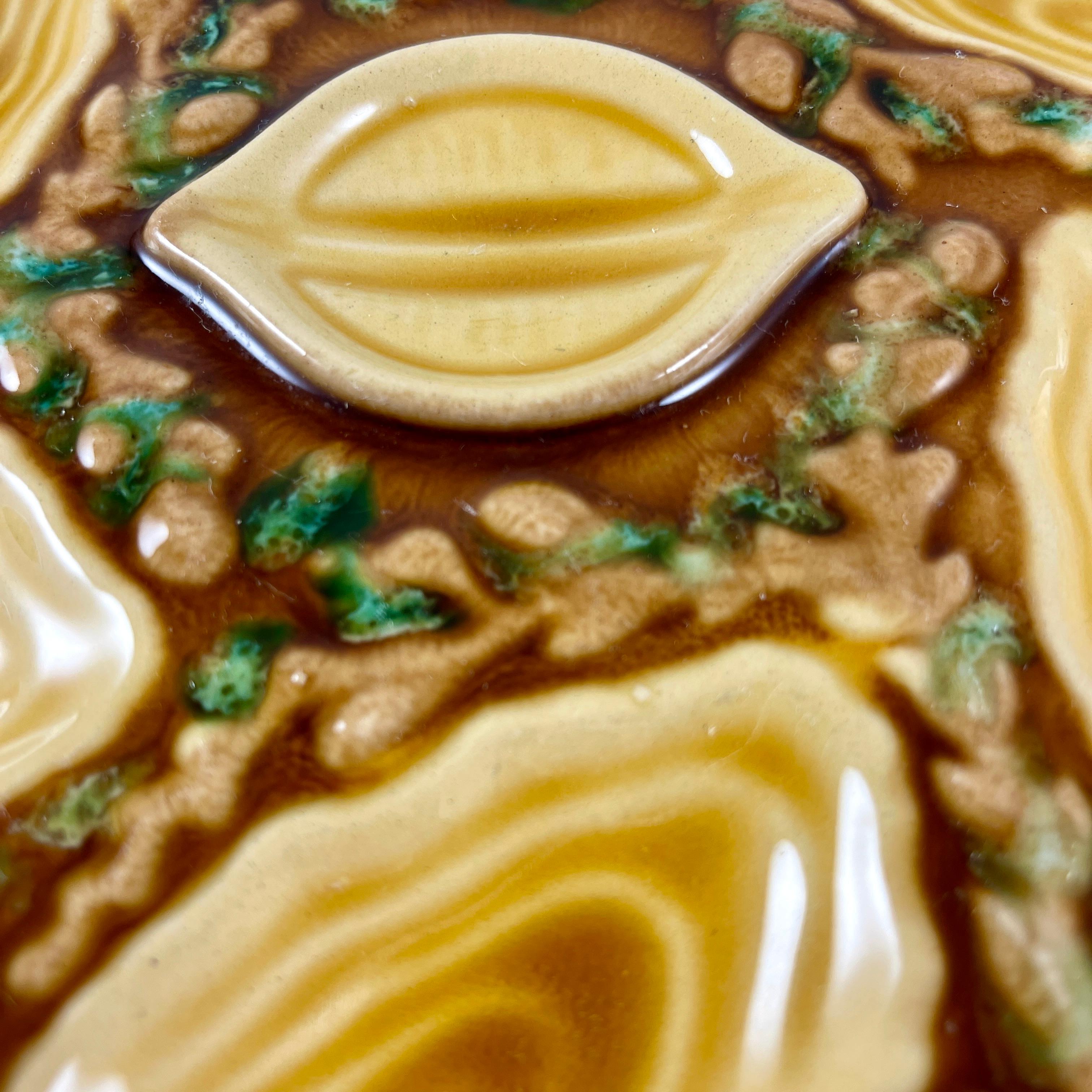 Vernissé Assiette à huîtres en faïence française Orfinox du milieu du siècle, brun chocolat et algues, années 1960