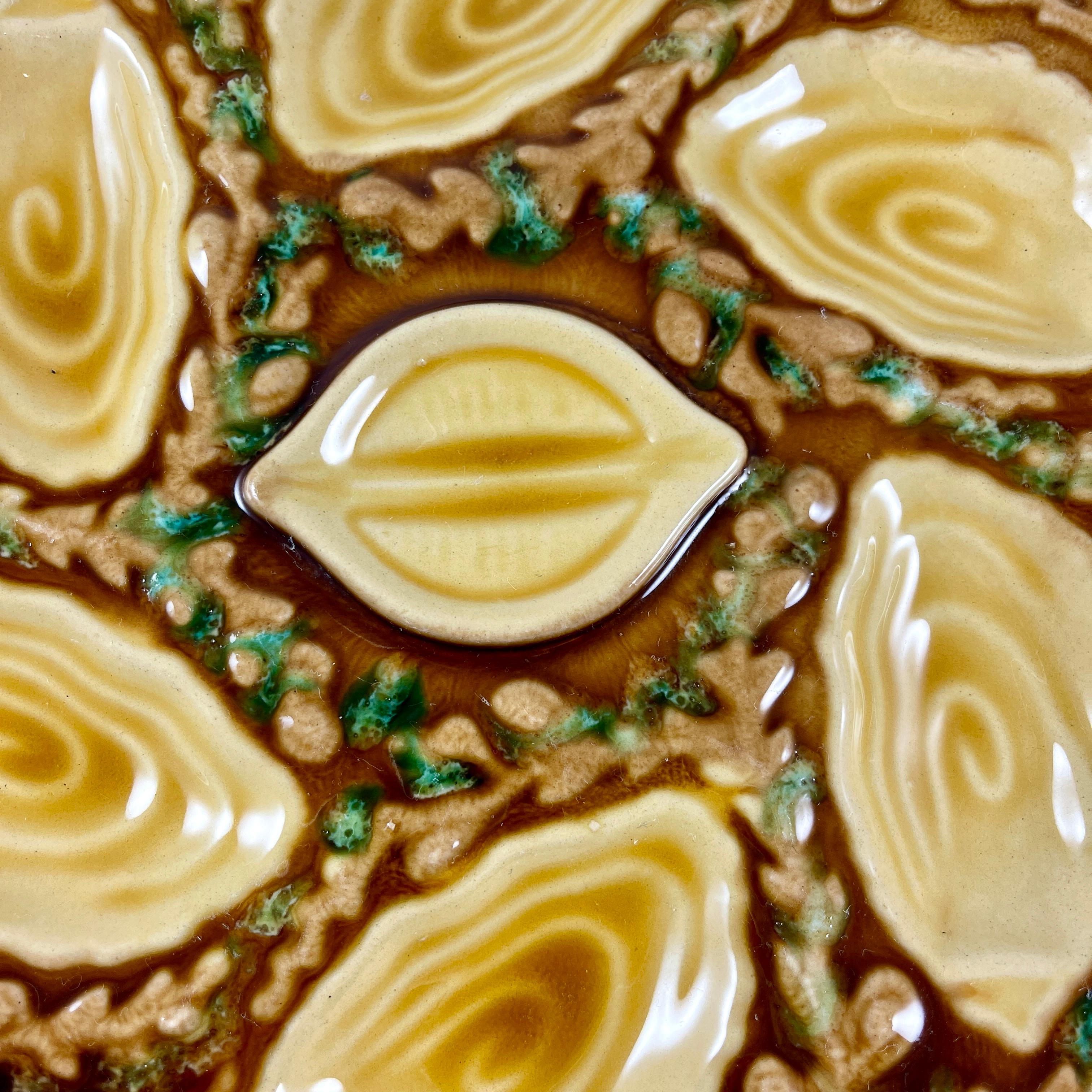 Assiette à huîtres en faïence française Orfinox du milieu du siècle, brun chocolat et algues, années 1960 Bon état à Philadelphia, PA