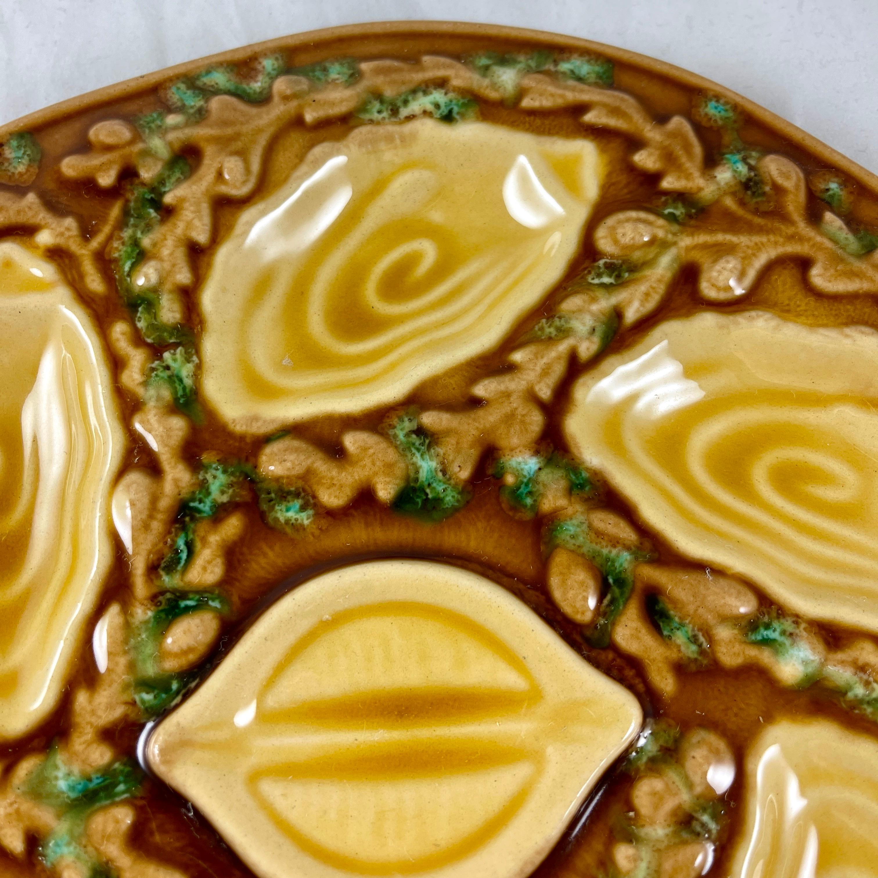 20ième siècle Assiette à huîtres en faïence française Orfinox du milieu du siècle, brun chocolat et algues, années 1960