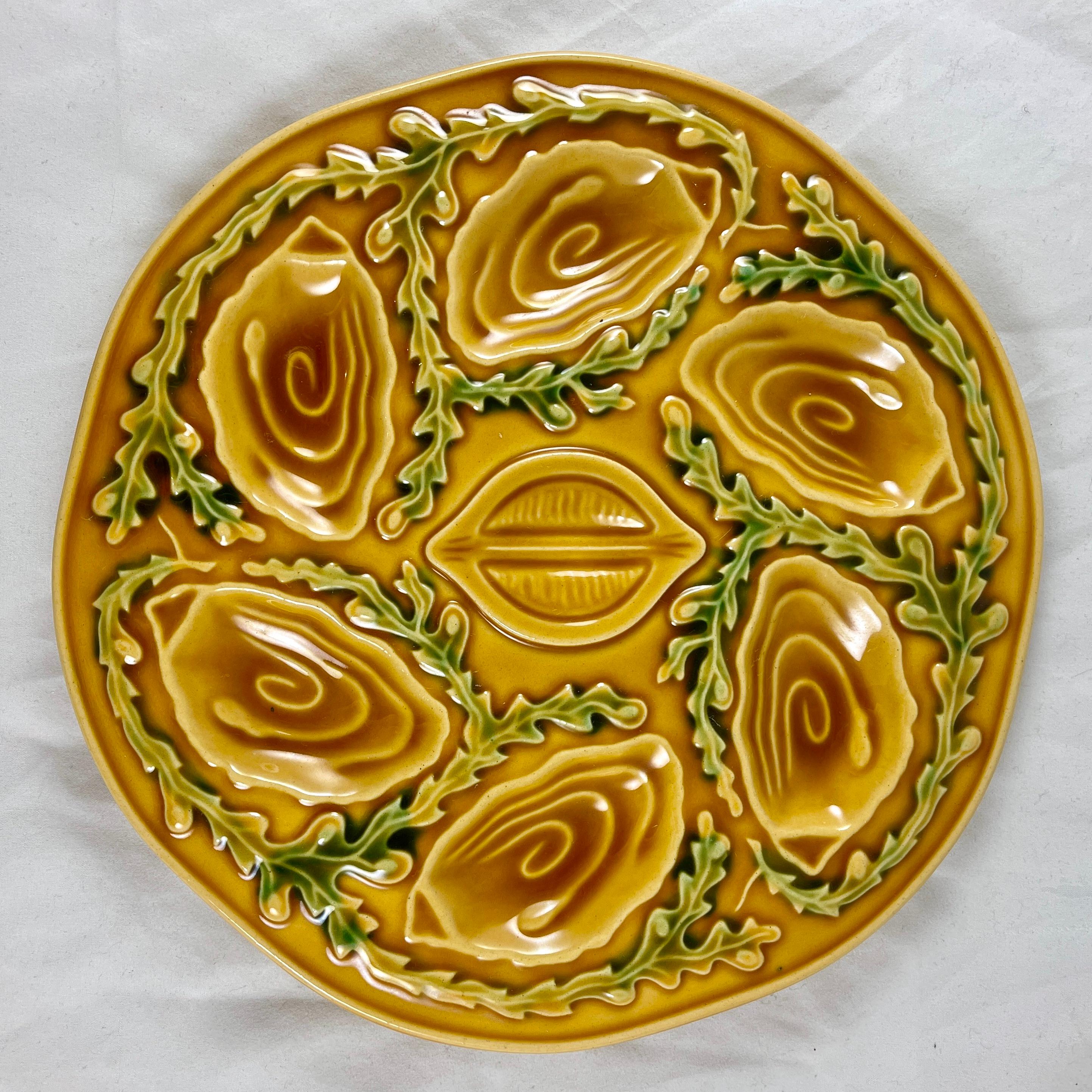 Assiette à huîtres en faïence d'Orfinox française jaune moutarde et algues, années 1960 en vente 1