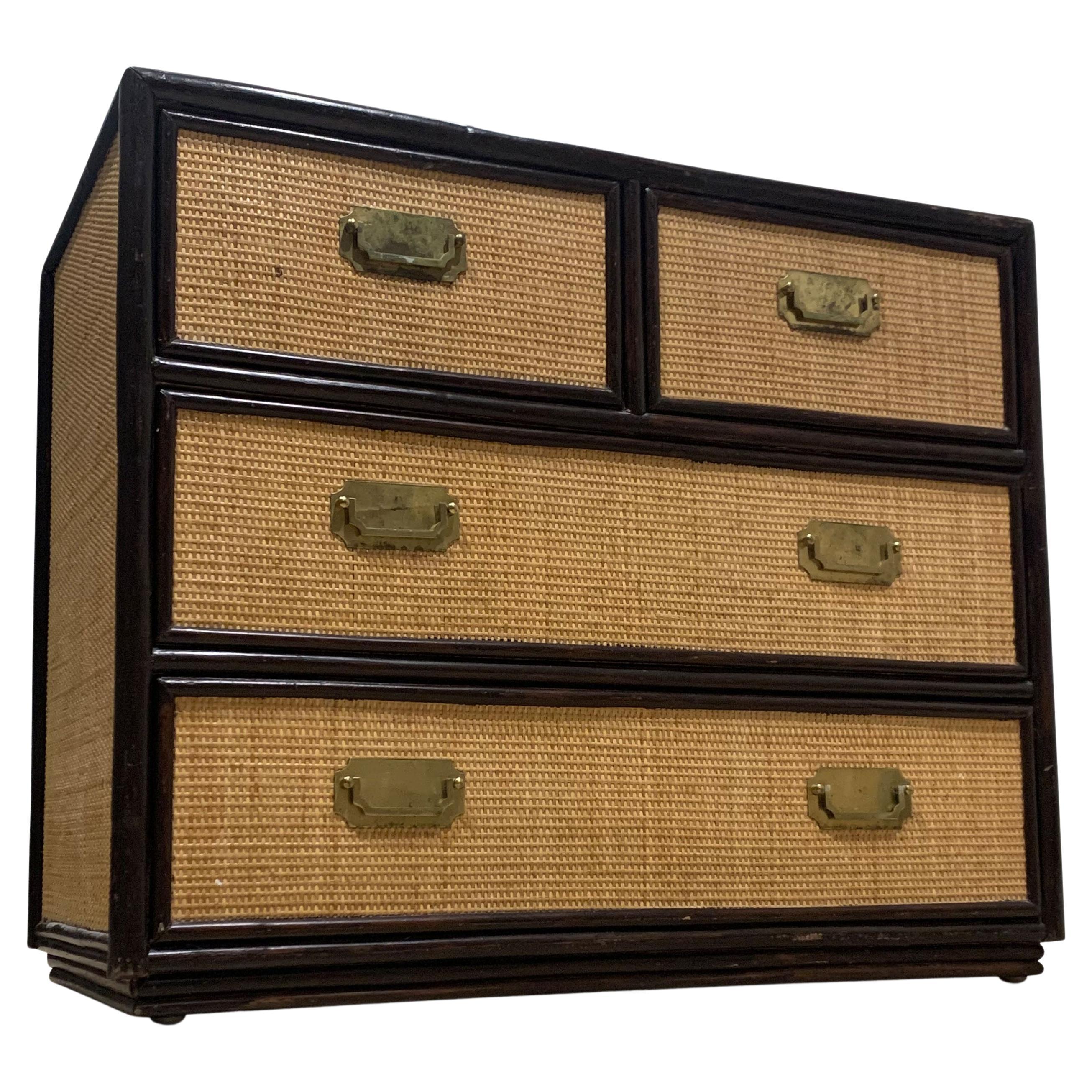 Cassettiera organica di metà secolo Rattan, legno ebanizzato con maniglie in ottone
