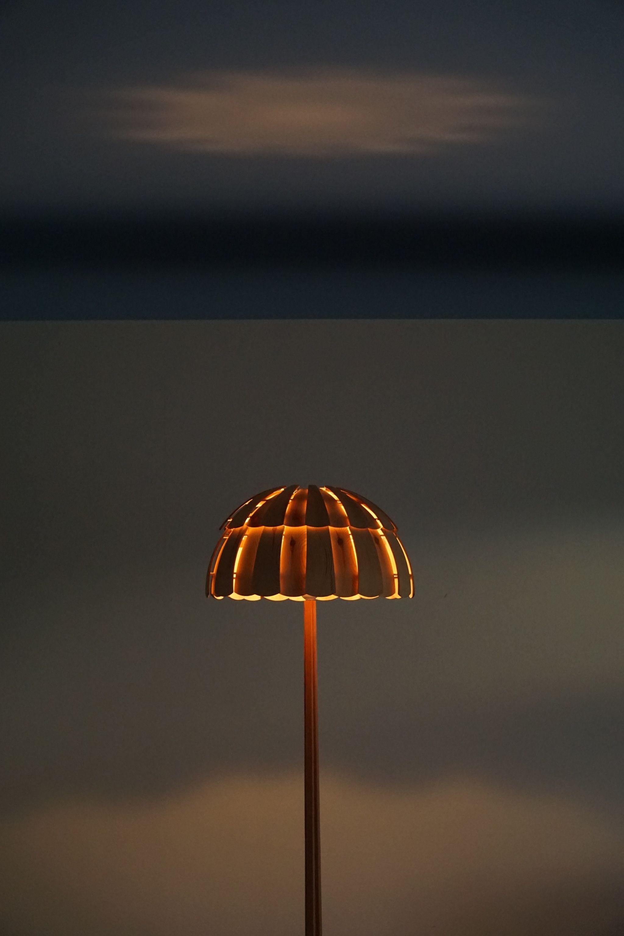 Scandinavian Modern Mid Century Organic Floor Lamp in Pine, Swedish Cabinetmaker, Made in 1960s