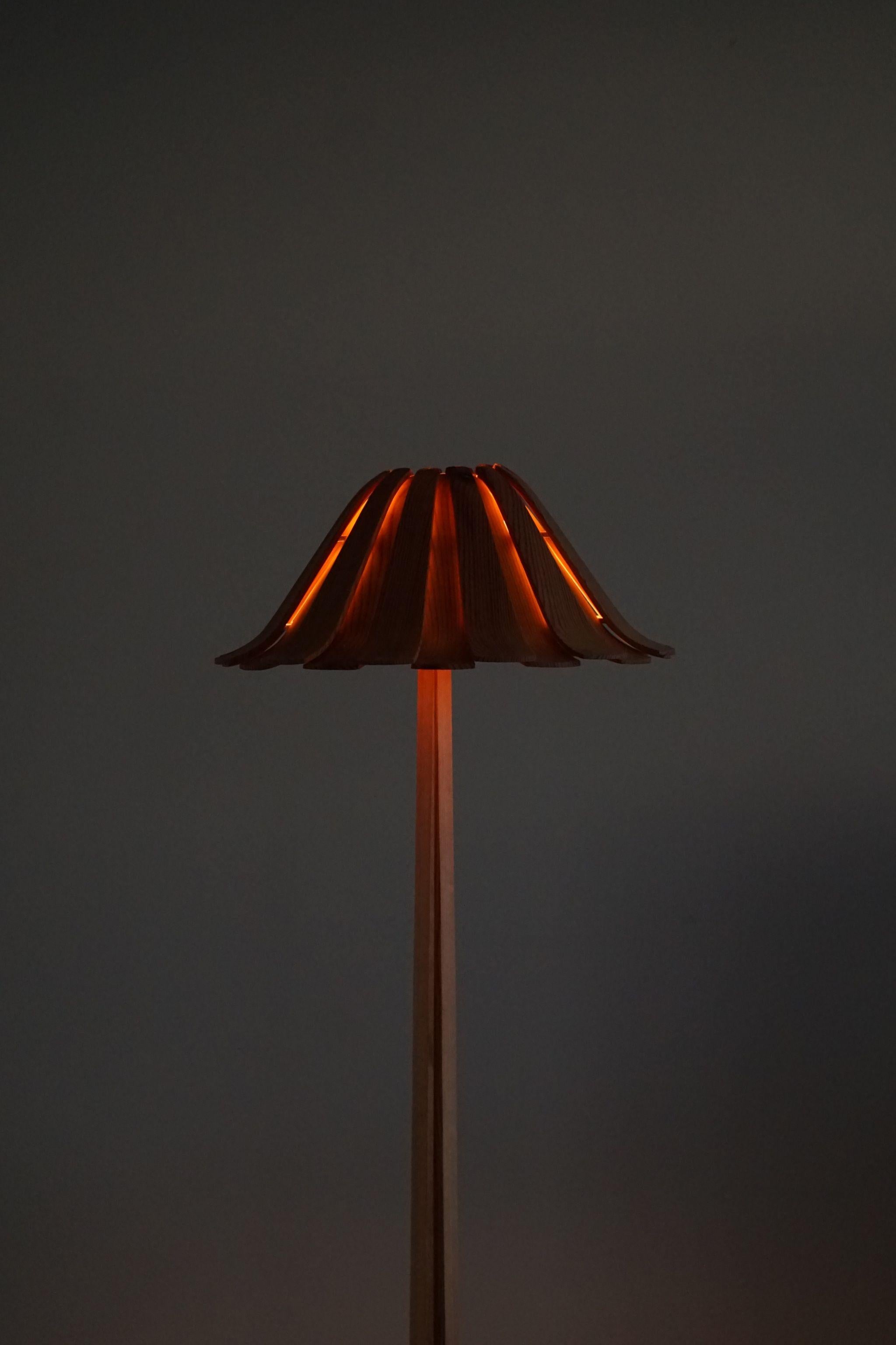 Mid Century Organic Floor Lamp in Pine, Swedish Cabinetmaker, Made in 1960s In Good Condition In Odense, DK