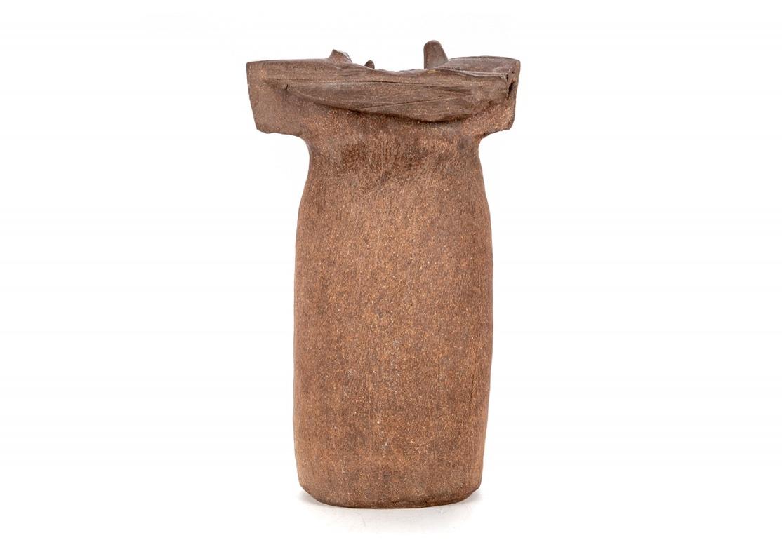 Argile Vase en céramique de forme organique signé  Kennedy 1973 en vente