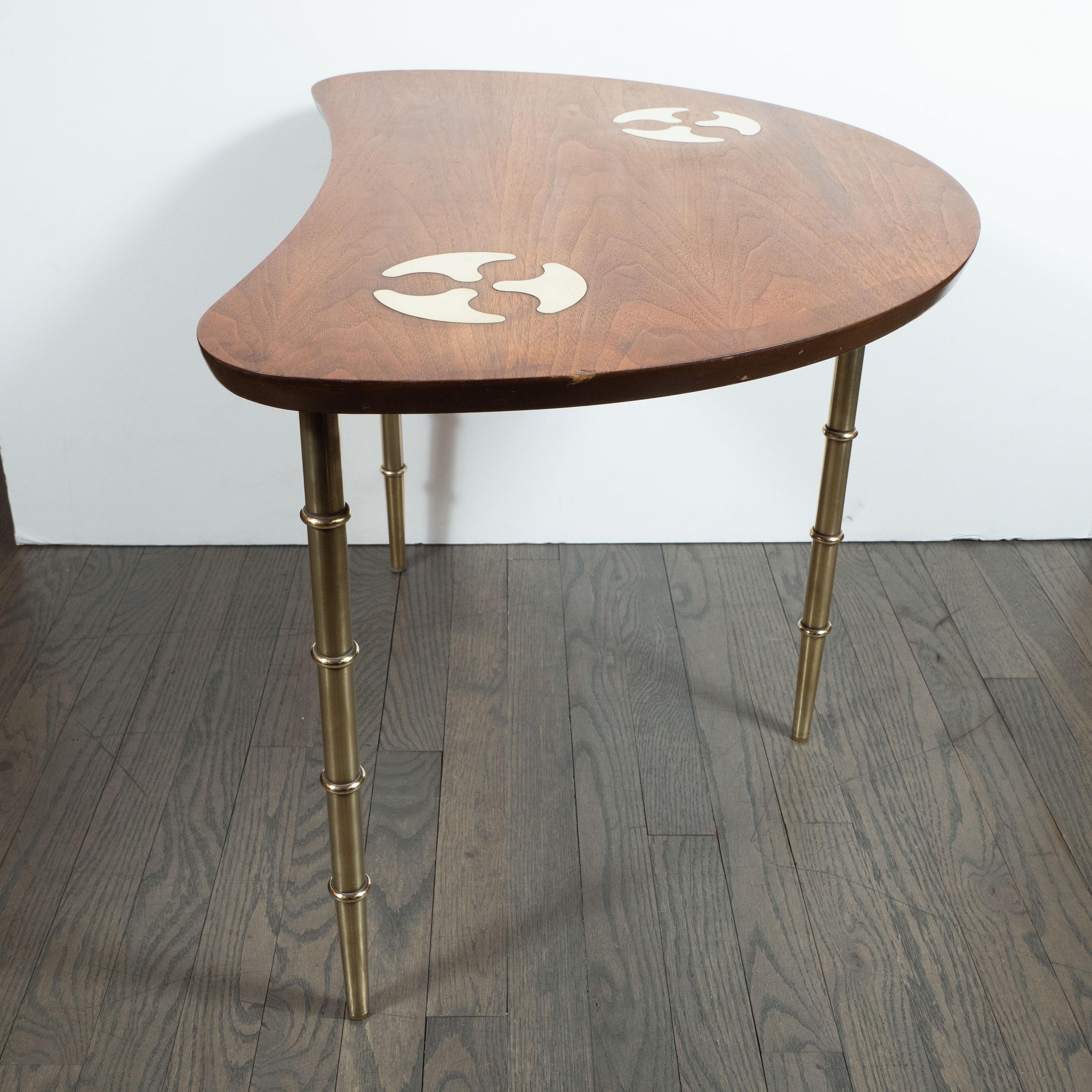 Laiton Table d'appoint/d'appoint en laiton incrusté organique et noyer avec façade en arc de cercle, Mastercraft, milieu du siècle dernier en vente