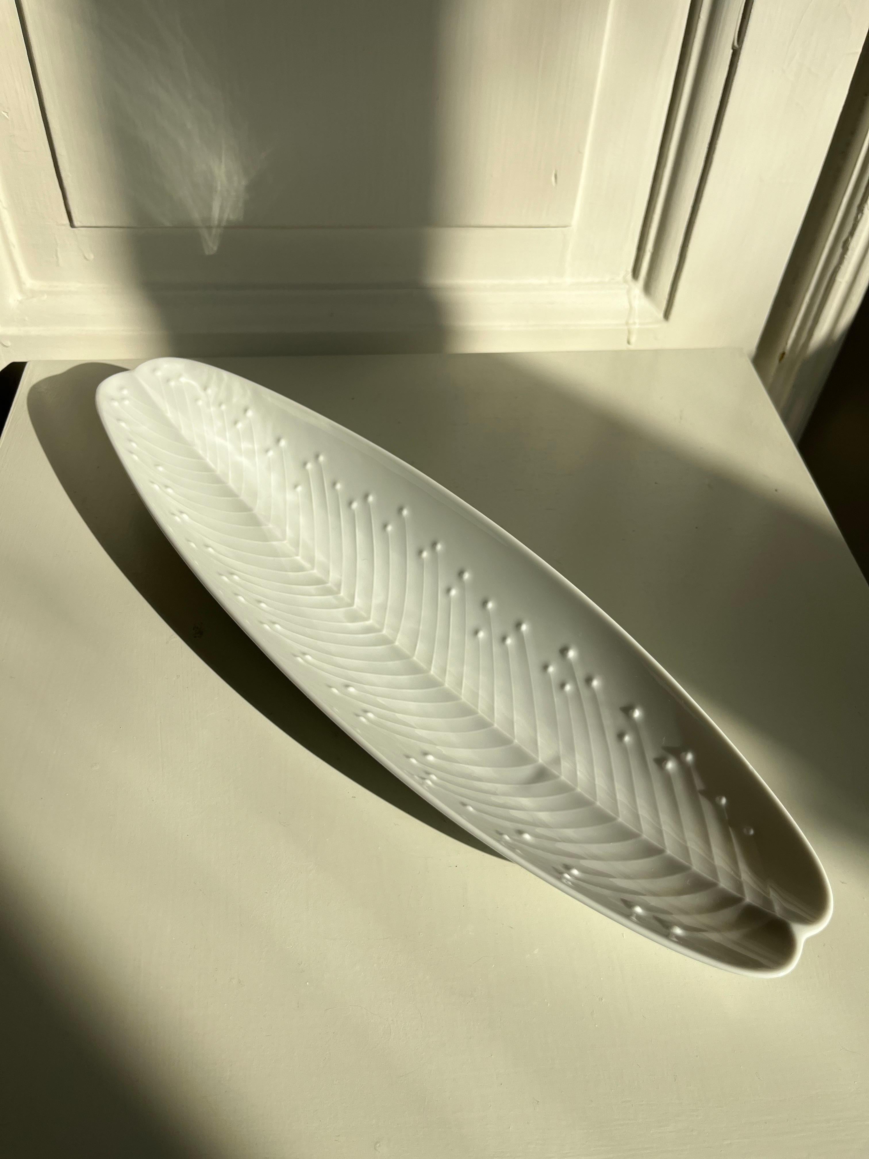 Plato Orgánico Hoja/Cáscara de mediados de siglo, Tapio Wirkkala para Rosenthal, 1960

Plato de porcelana bellamente esculpido diseñado por el finlandés Tapio Wirkkala para el fabricante alemán Rosenthal en la década de 1960. La pieza presenta