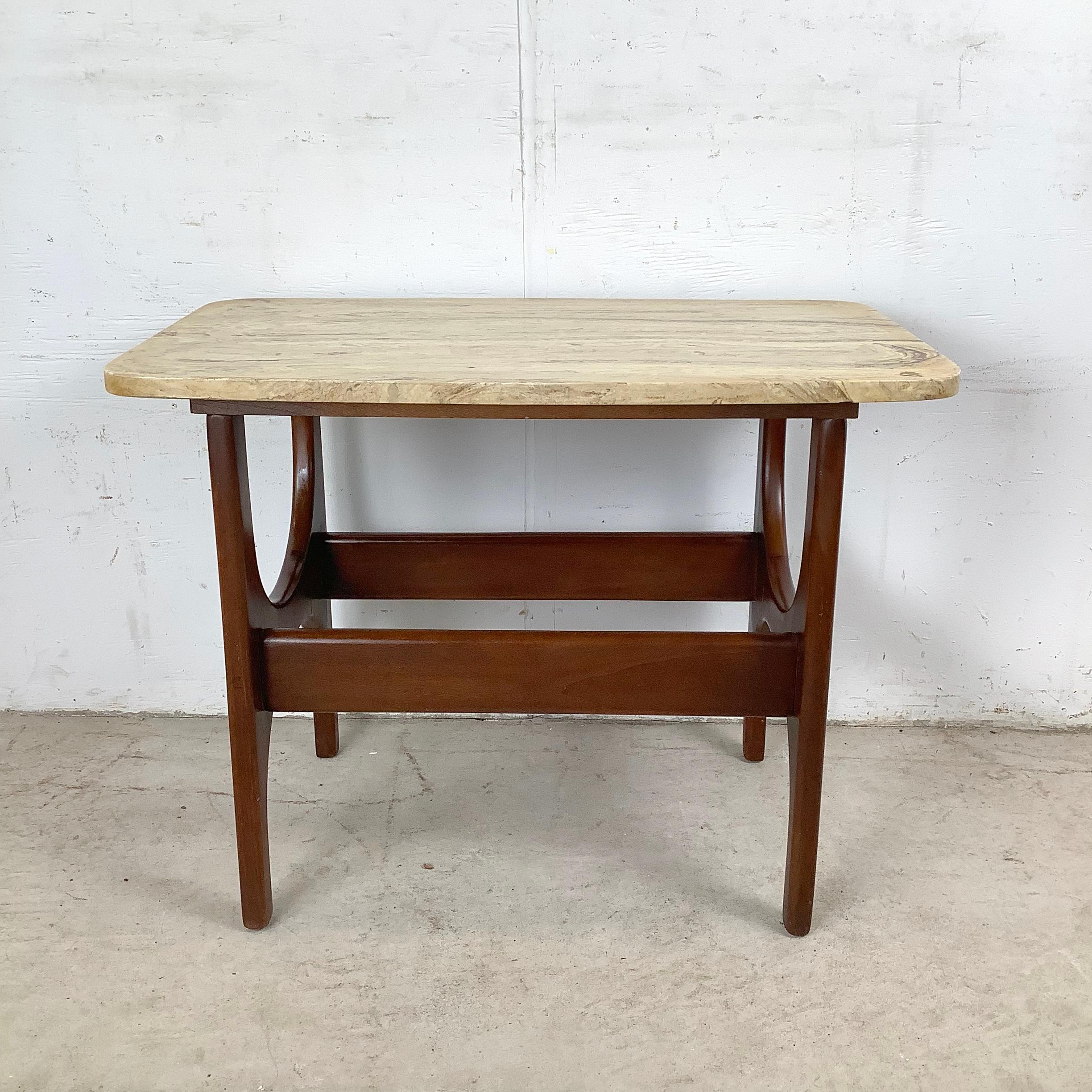 Questo splendido tavolino moderno organico di metà secolo incarna l'etica del design sofisticato di Adrian Pearsall e Jens Risom. Caratterizzato da un piano in travertino naturale con morbide venature, poggia su una base scultorea in noce che