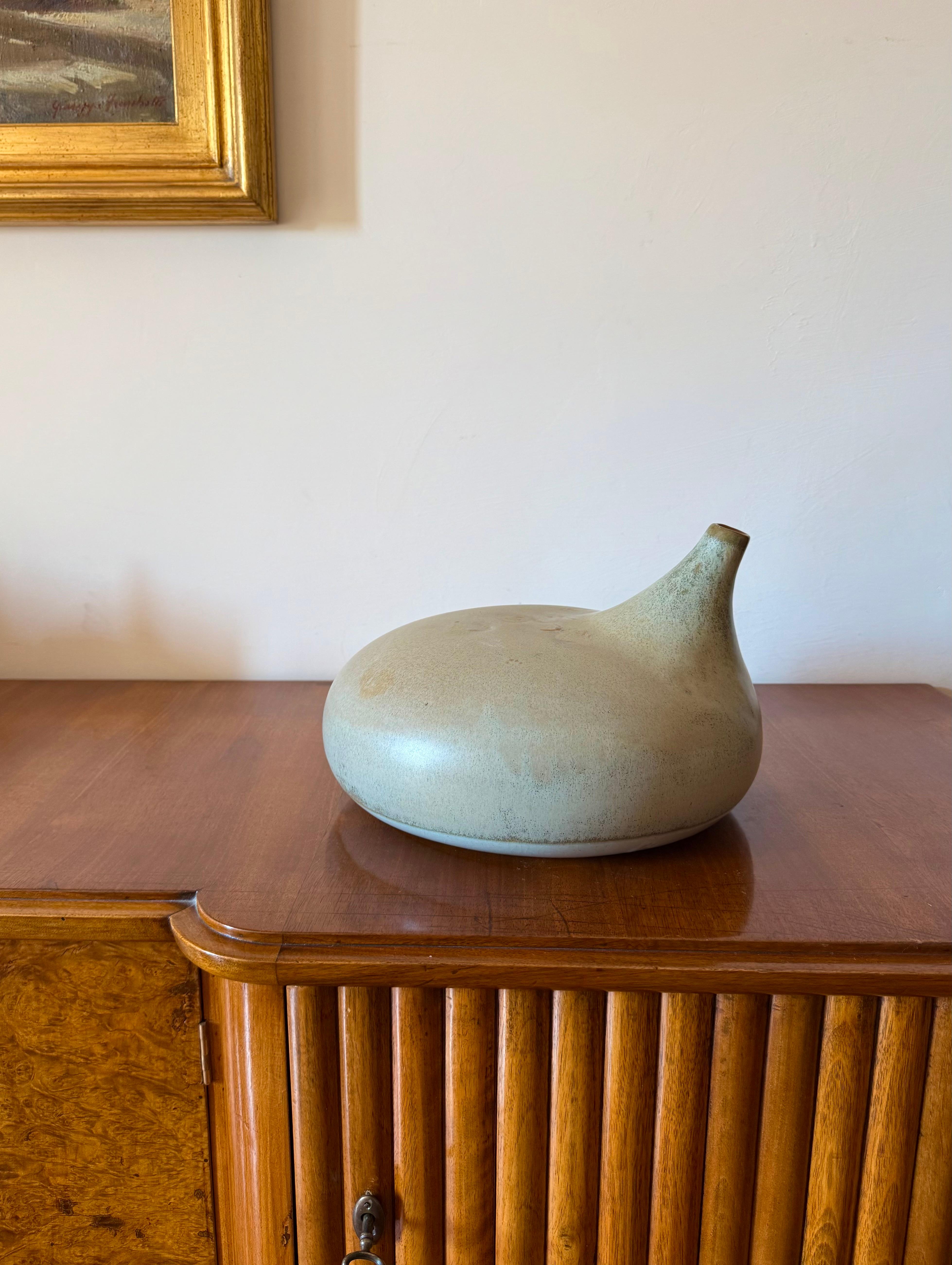 Mid-century organic modern gres vase, shades of white / blue / grey

Franco Bucci (Colbordolo, 1933 - Pesaro, 2002), Production Laboratorio Pesaro, Italy ca. 1970

H 20 cm - Diam. 31.5 cm

Label not present

Conditions: excellent, no defects