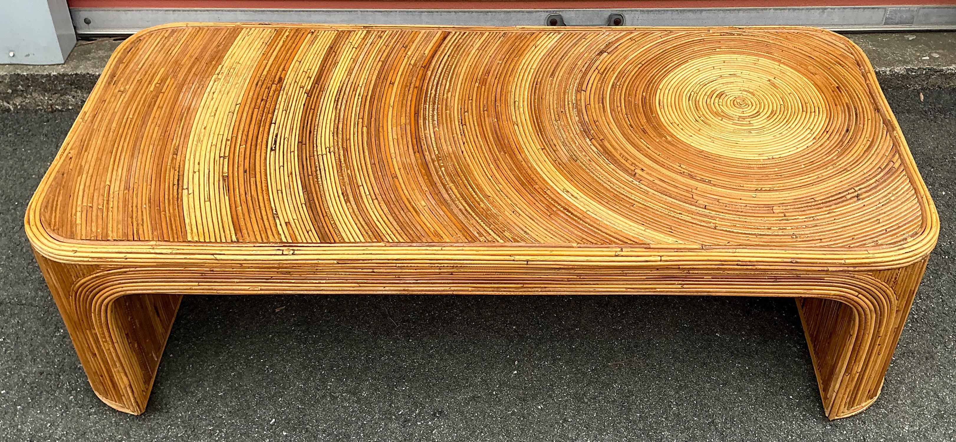 Dies ist ein organisch-moderner Bambus-Couchtisch aus der Mitte des Jahrhunderts mit Bleistift. Höchstwahrscheinlich ist es italienisch. Die Tabelle besteht aus einer Reihe von kaskadierenden Kreisen. Das große Format macht sie zu einem wunderbaren