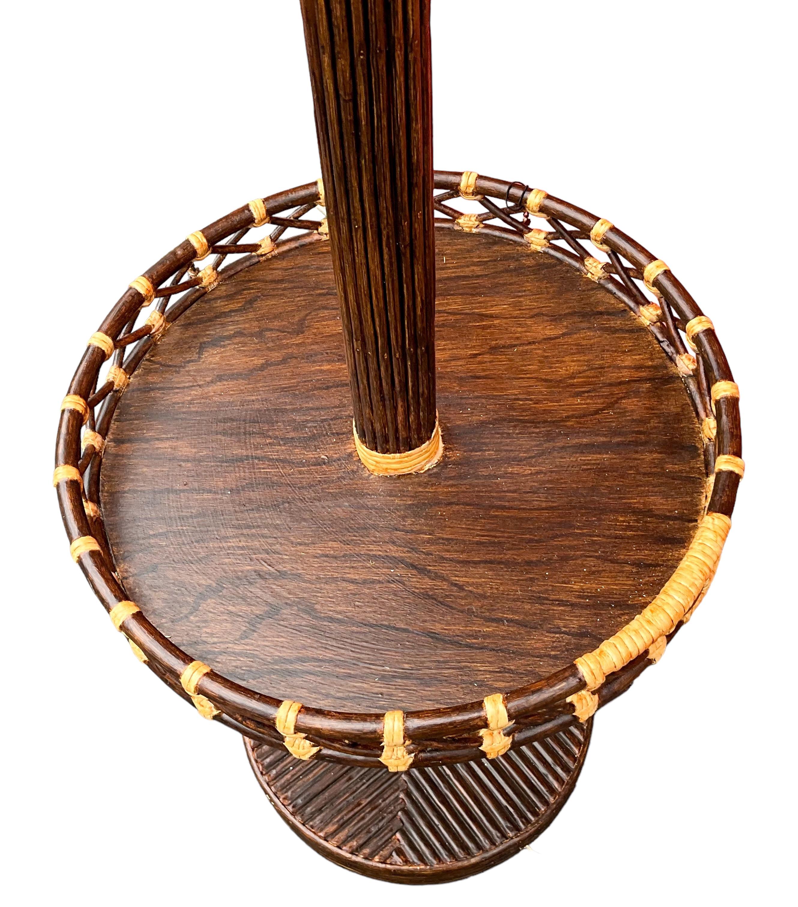 Questa è un'offerta per una lampada da terra moderna e organica in bambù a matita. Ne sono disponibili due. La strizzatura è originale, ma tutti i dispositivi vengono controllati professionalmente prima della spedizione. Adoro l'intreccio a