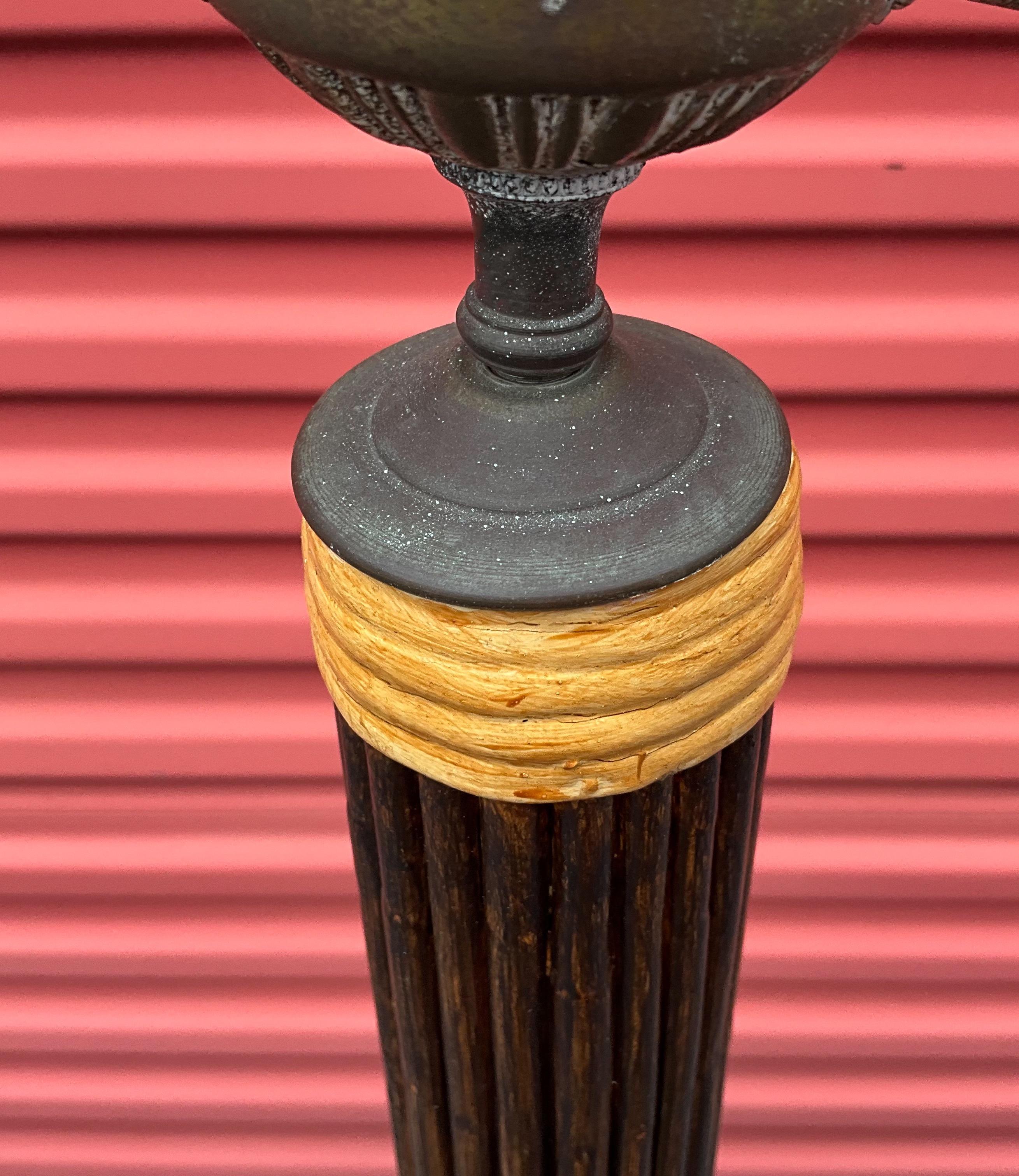 Lampada da terra/tavolo in bambù a matita moderna e organica di metà secolo - 2 disponibili In condizioni buone in vendita a Kennesaw, GA