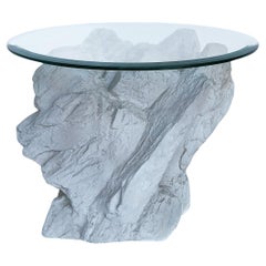 Table d'appoint ronde en plâtre rocheux et verre organique moderne du milieu du siècle dernier de Sirmos