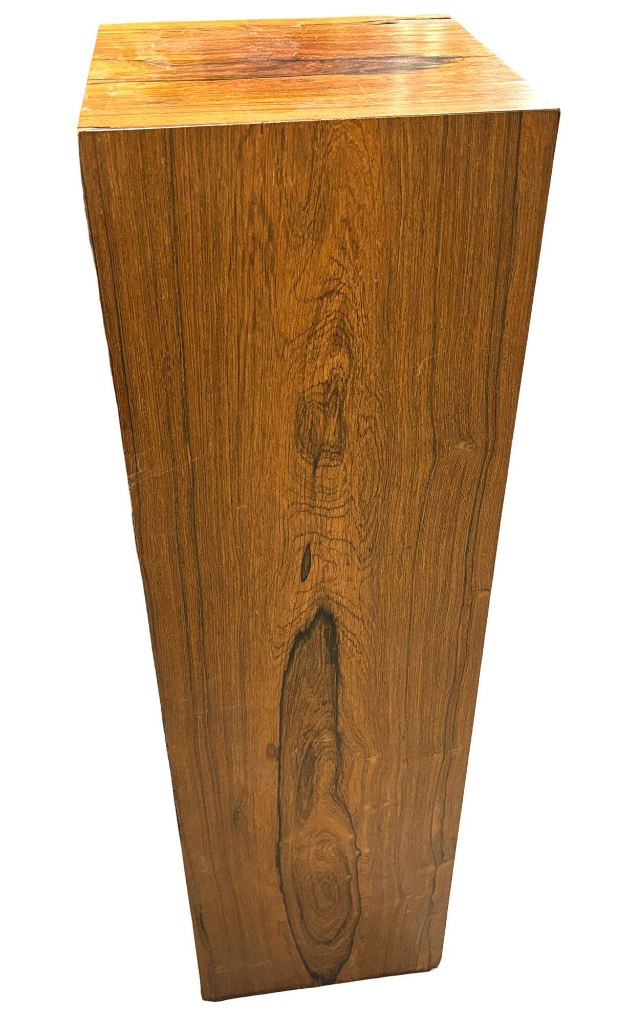 Dieser organisch-moderne Holzsockel aus der Jahrhundertmitte verbindet nahtlos zeitloses Design mit natürlicher Eleganz. Mit seinen klaren Linien und organischen Kurven dient er als auffälliger Ständer für Kunst oder Skulpturen. Perfekt, um Ihre