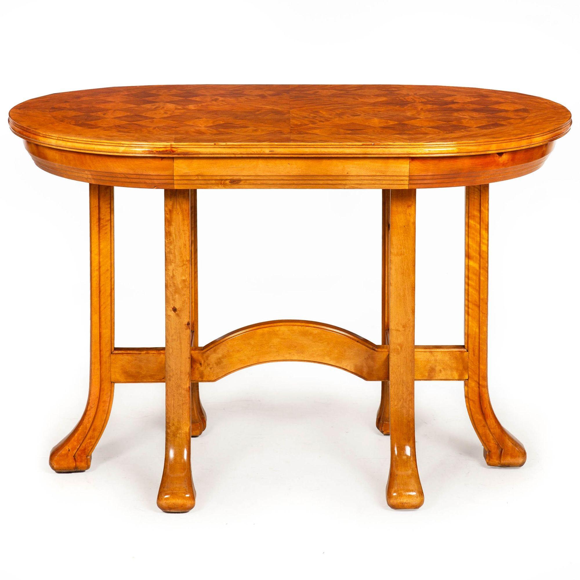 MESA DE CENTRO MODERNISTA DE PARQUET ORGÁNICO CON INCRUSTACIONES DE ABEDUL
Hacia el segundo cuarto del siglo XX
Artículo nº 011QJP19Z

¡Esta preciosa mesa es inusual y muy llamativa! La parte superior es una marquetería en damero que utiliza
