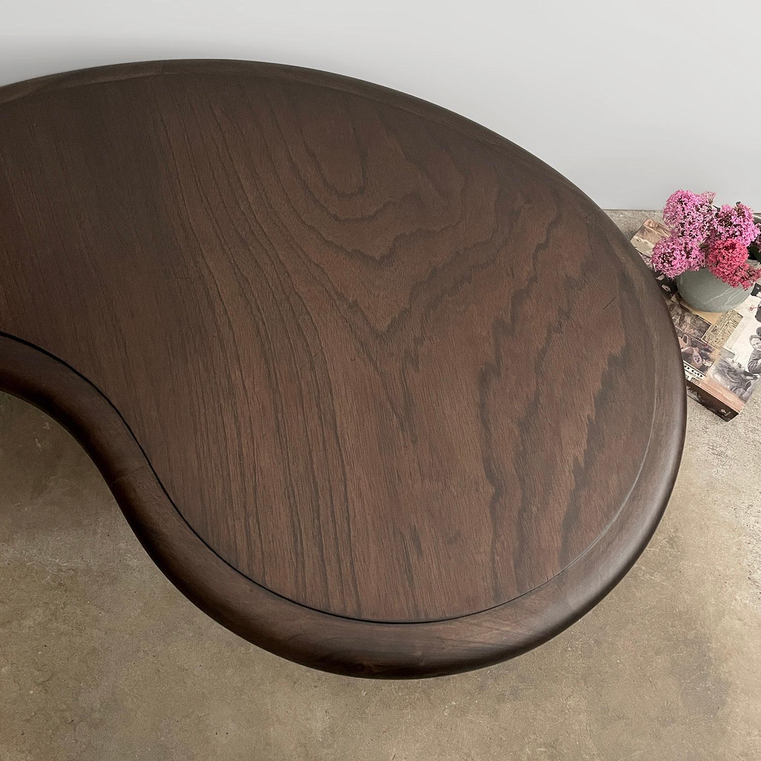 Table basse organique en forme d'orbe zoomorphe du milieu du siècle dernier en vente 7