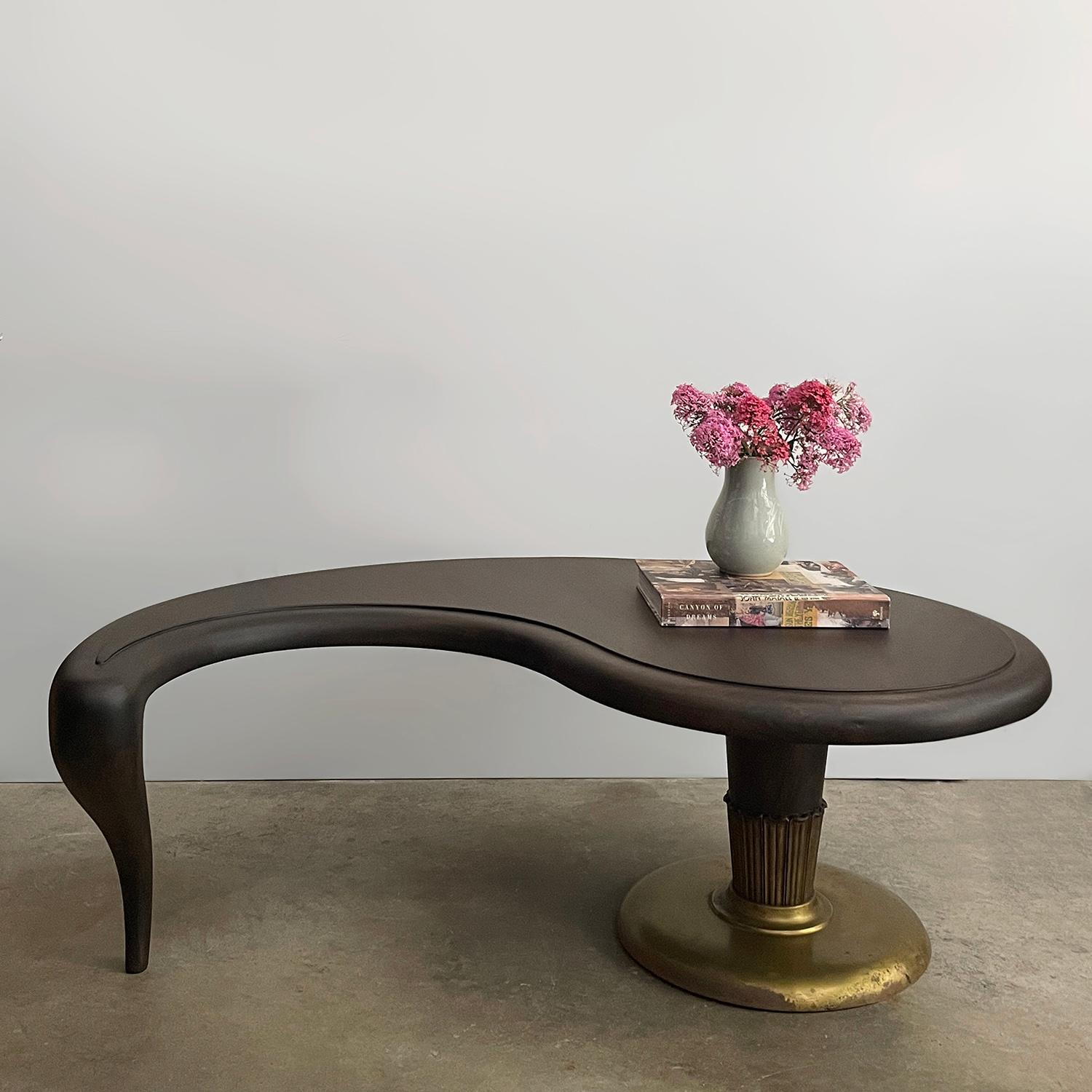 Table basse zoomorphe en bois du milieu du siècle
Pièce artisanale fabriquée à la main
Gracieux sous tous les angles
Plateau de table de forme organique artistiquement sculpté avec de jolis détails en grain de bois 
Légères marques de surface sur le