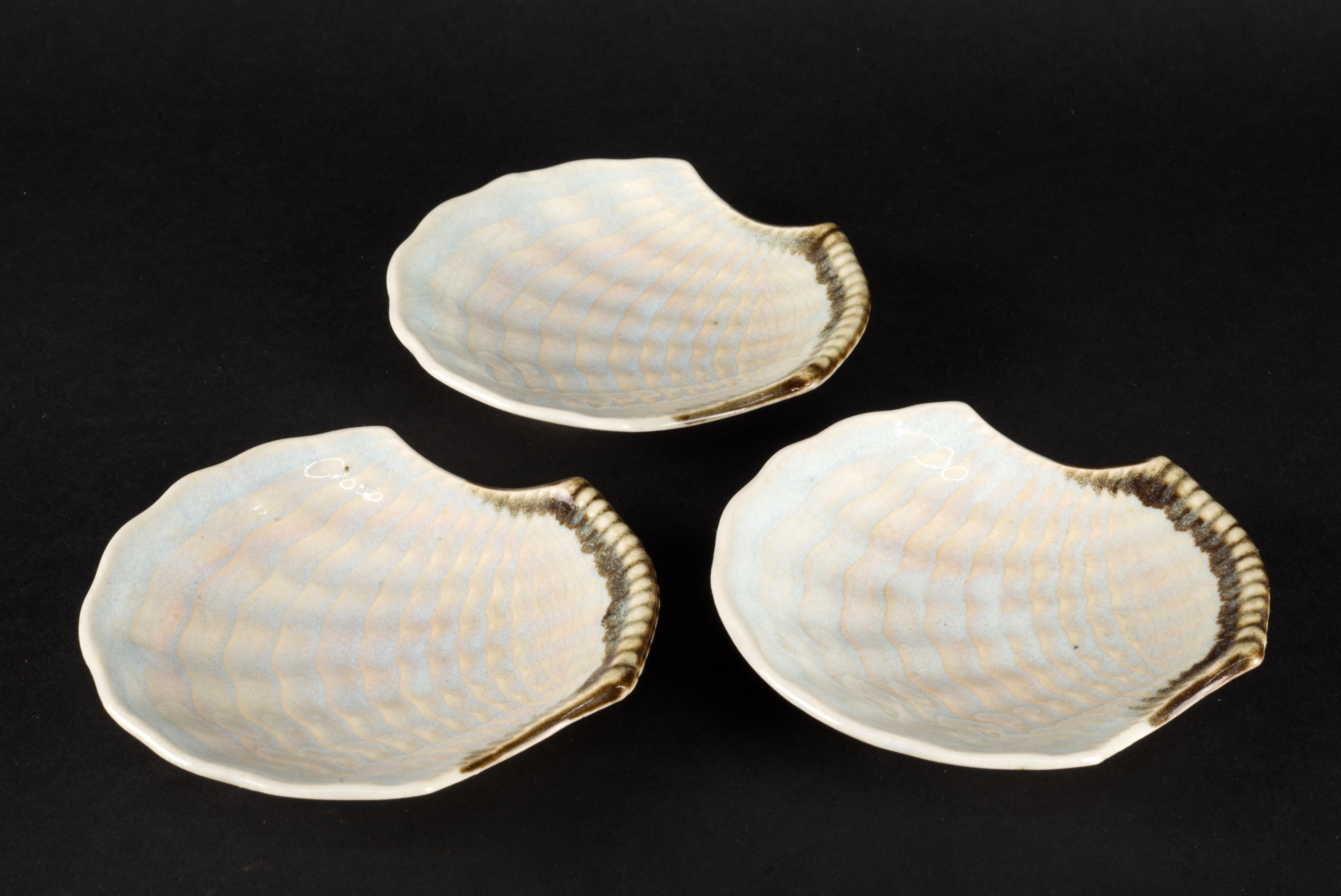 American Mid-century Organic Shell Shaped Small Bowls Plates, Set of 3 For Sale
