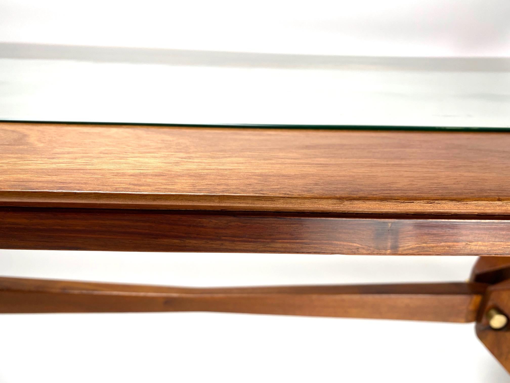 Mesa orgánica de mediados de siglo en madera y latón, estilo Carlo Mollino, Italia en venta 4