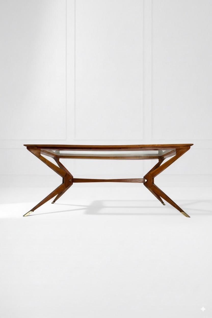 Importante mesa orgánica de madera y latón, Escuela de Turín, Italia, años 50 (pieza única)

La mesa se remonta al momento más experimental del diseño orgánico italiano, cuando una nueva generación de arquitectos y diseñadores surgió de la posguerra