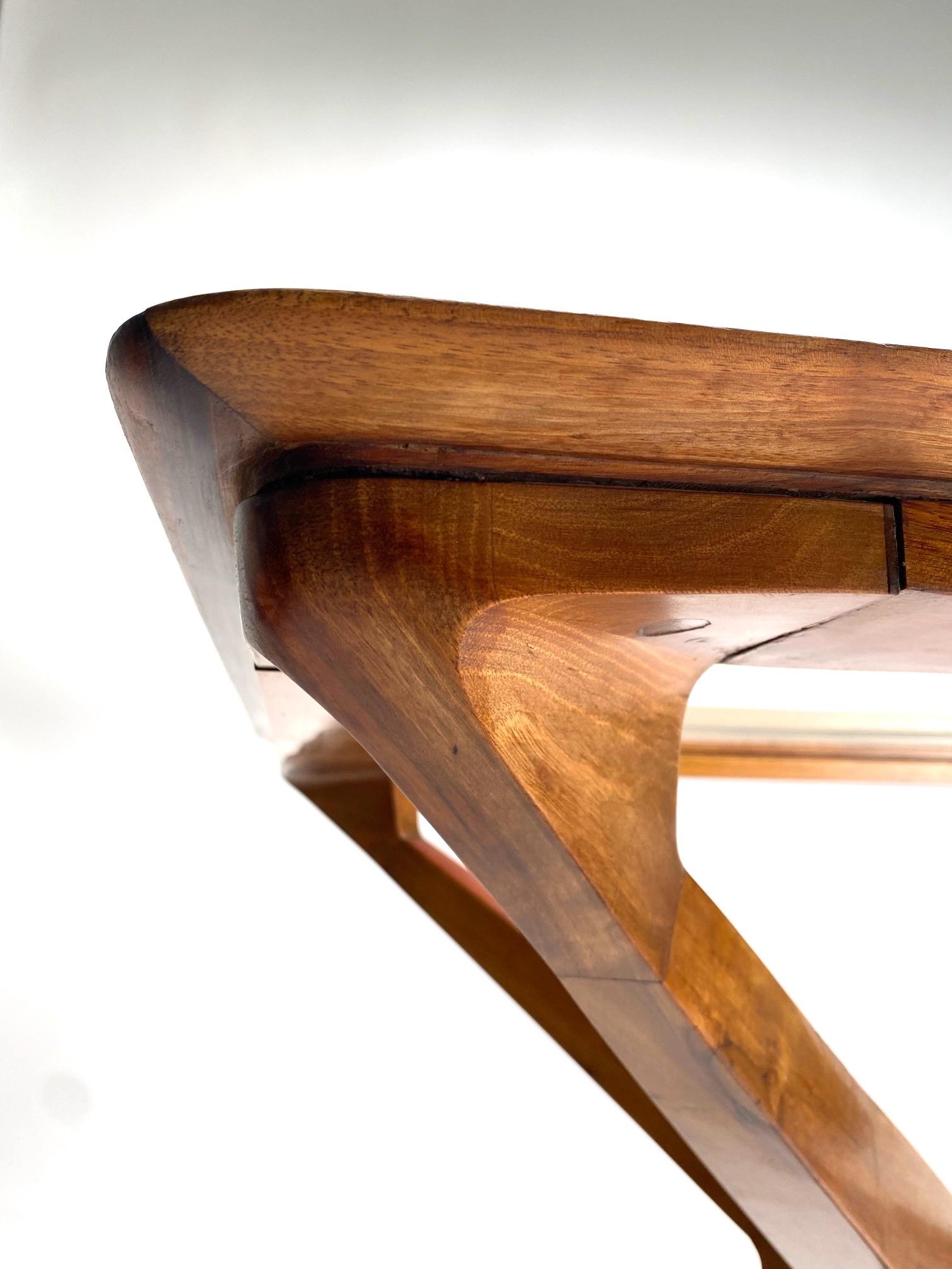 Mesa orgánica de mediados de siglo en madera y latón, estilo Carlo Mollino, Italia en Bueno estado para la venta en Argelato, BO