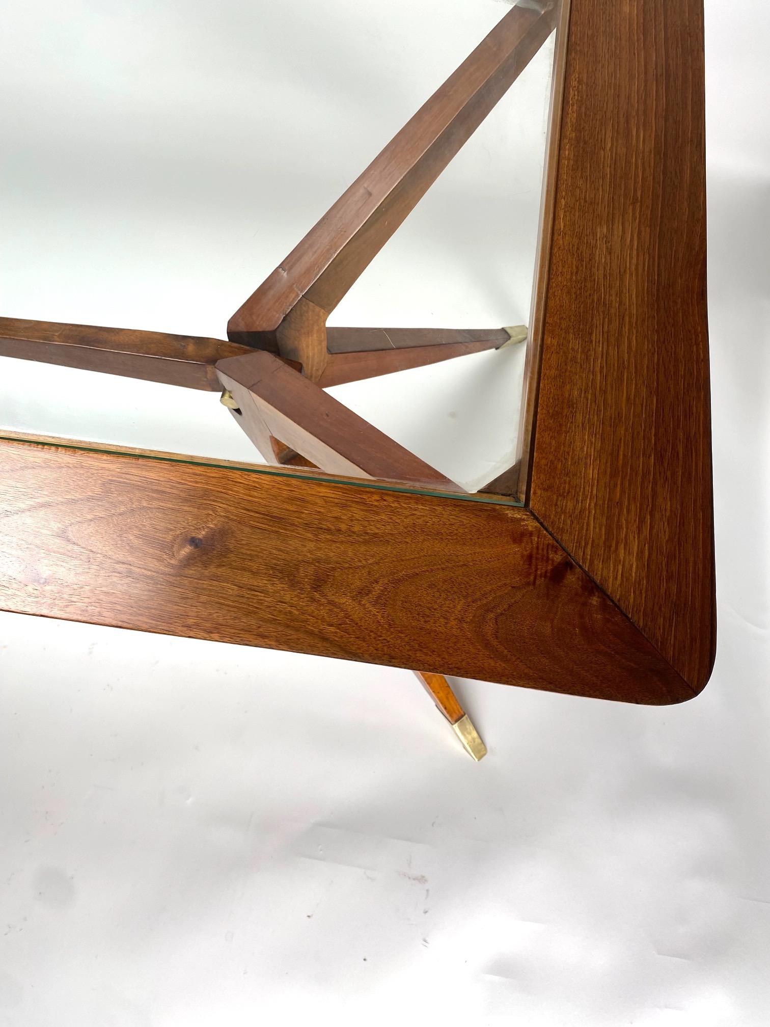 Mesa orgánica de mediados de siglo en madera y latón, estilo Carlo Mollino, Italia mediados del siglo XX en venta