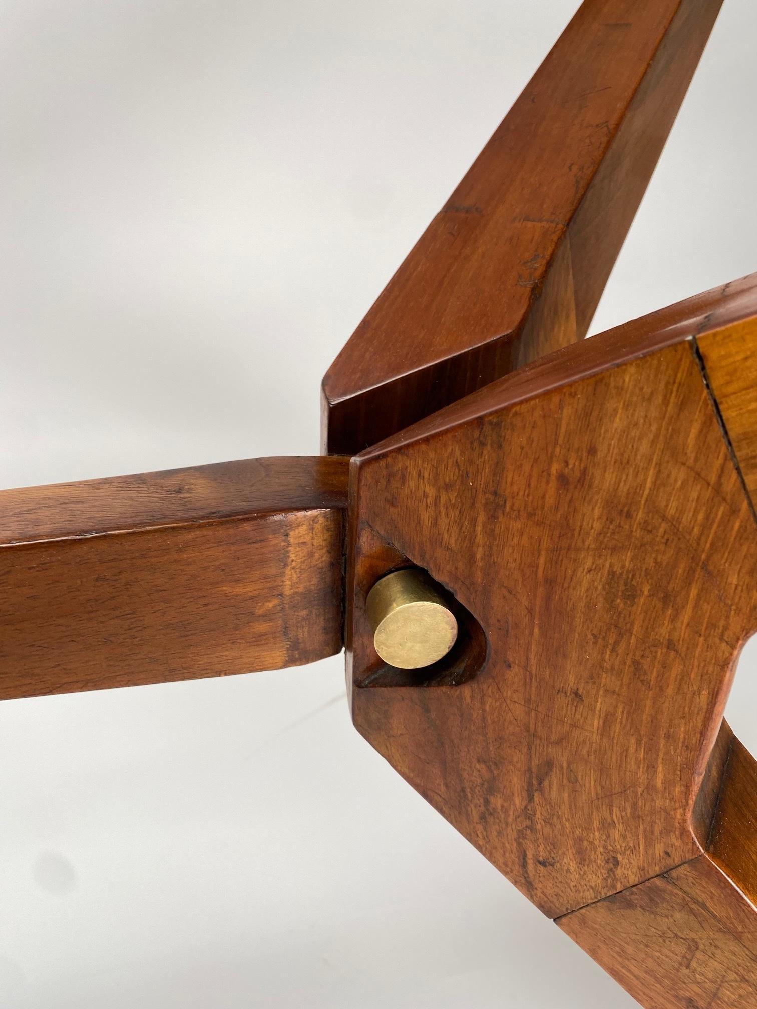 Mesa orgánica de mediados de siglo en madera y latón, estilo Carlo Mollino, Italia en venta 1