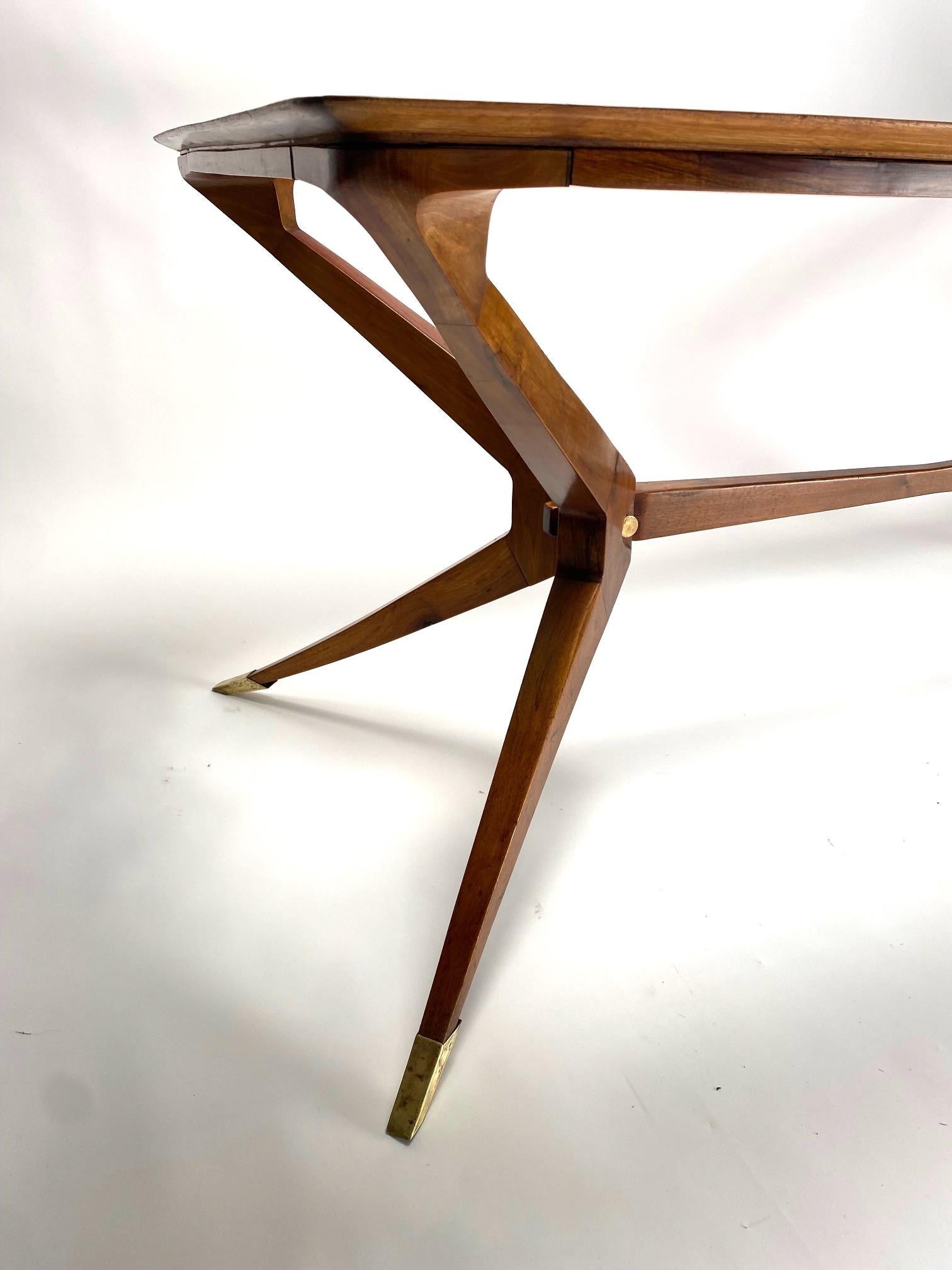 Mesa orgánica de mediados de siglo en madera y latón, estilo Carlo Mollino, Italia en venta 2