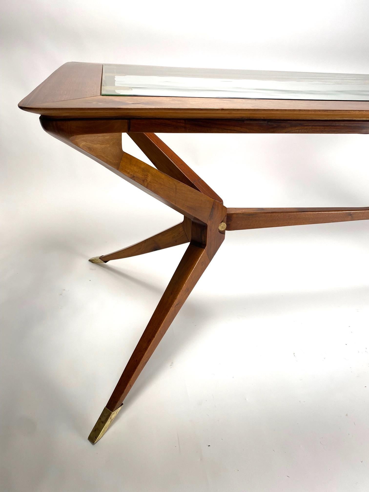 Mesa orgánica de mediados de siglo en madera y latón, estilo Carlo Mollino, Italia en venta 3