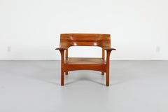 Sillón de estilo «mid-century» en tono nogal natural con asiento de mimbre