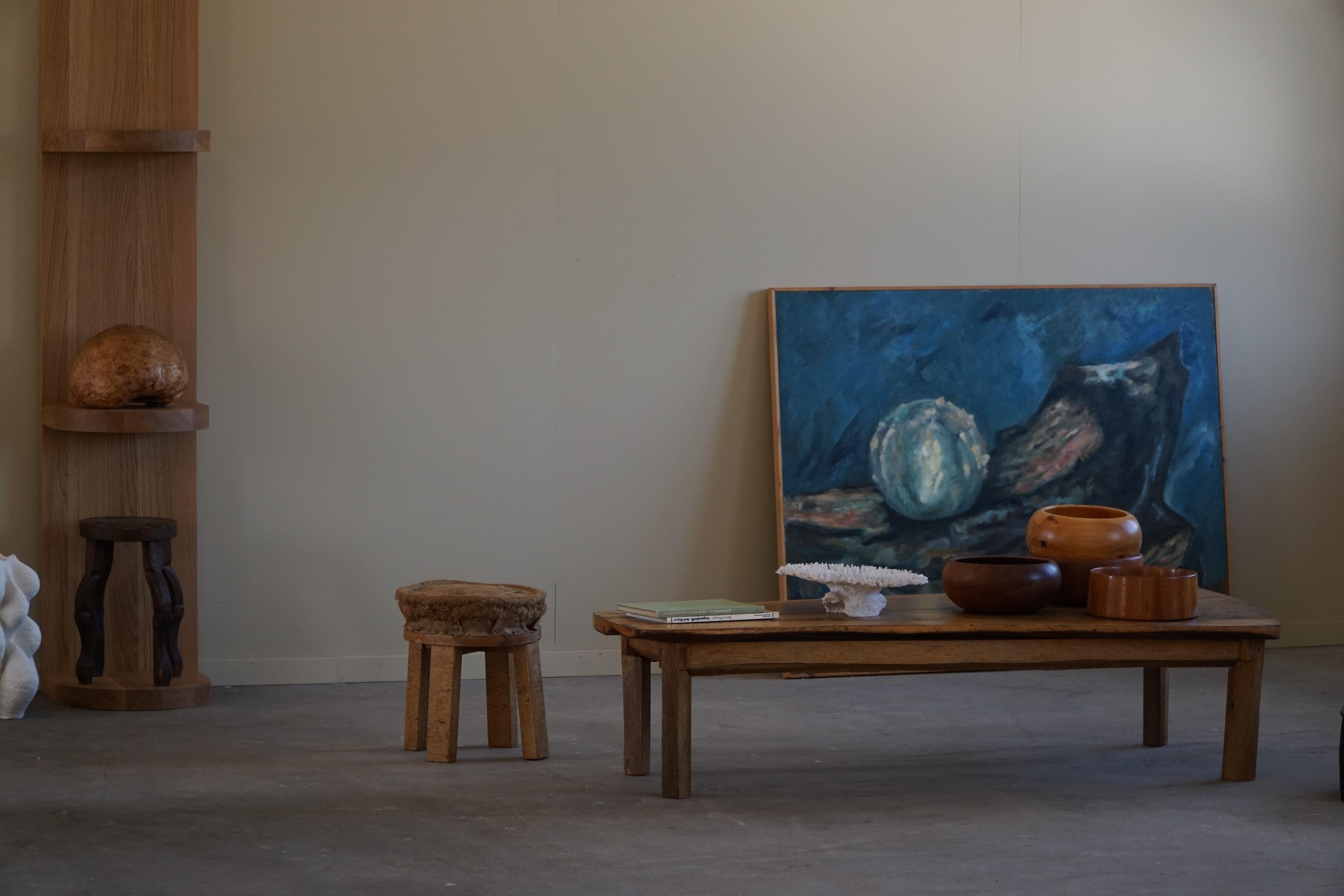 Merveilleuse table basse scandinave de forme organique en bois massif. Cette pièce vintage est en bon état avec quelques traces d'usure.

Un bel objet brutaliste de style wabi sabi avec une belle patine. Décoratif et bien adapté à l'intérieur