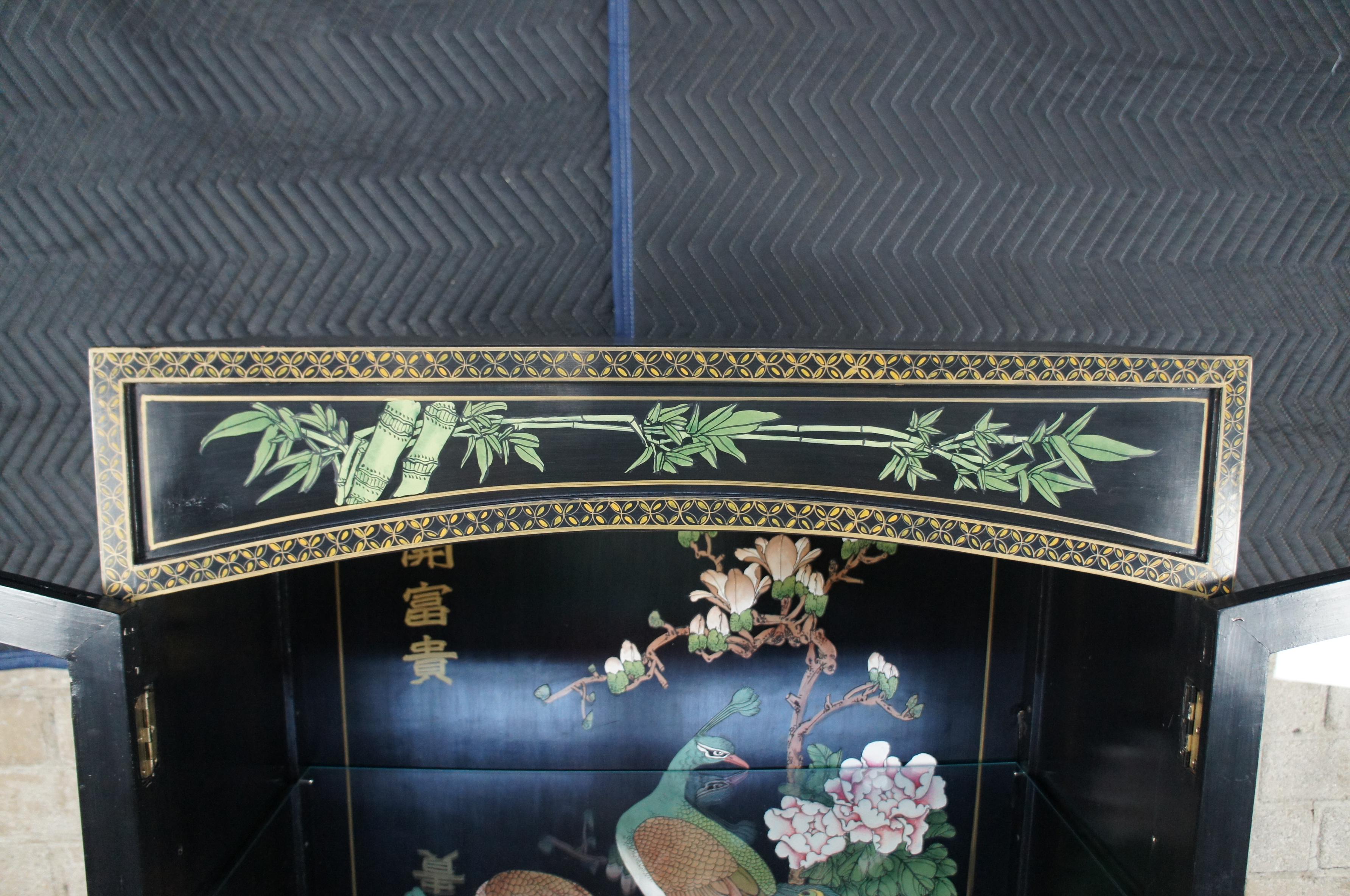 Mid Century Oriental Chinoiserie Black Lacquor Peacock Curio Display Cabinet In Good Condition In Dayton, OH
