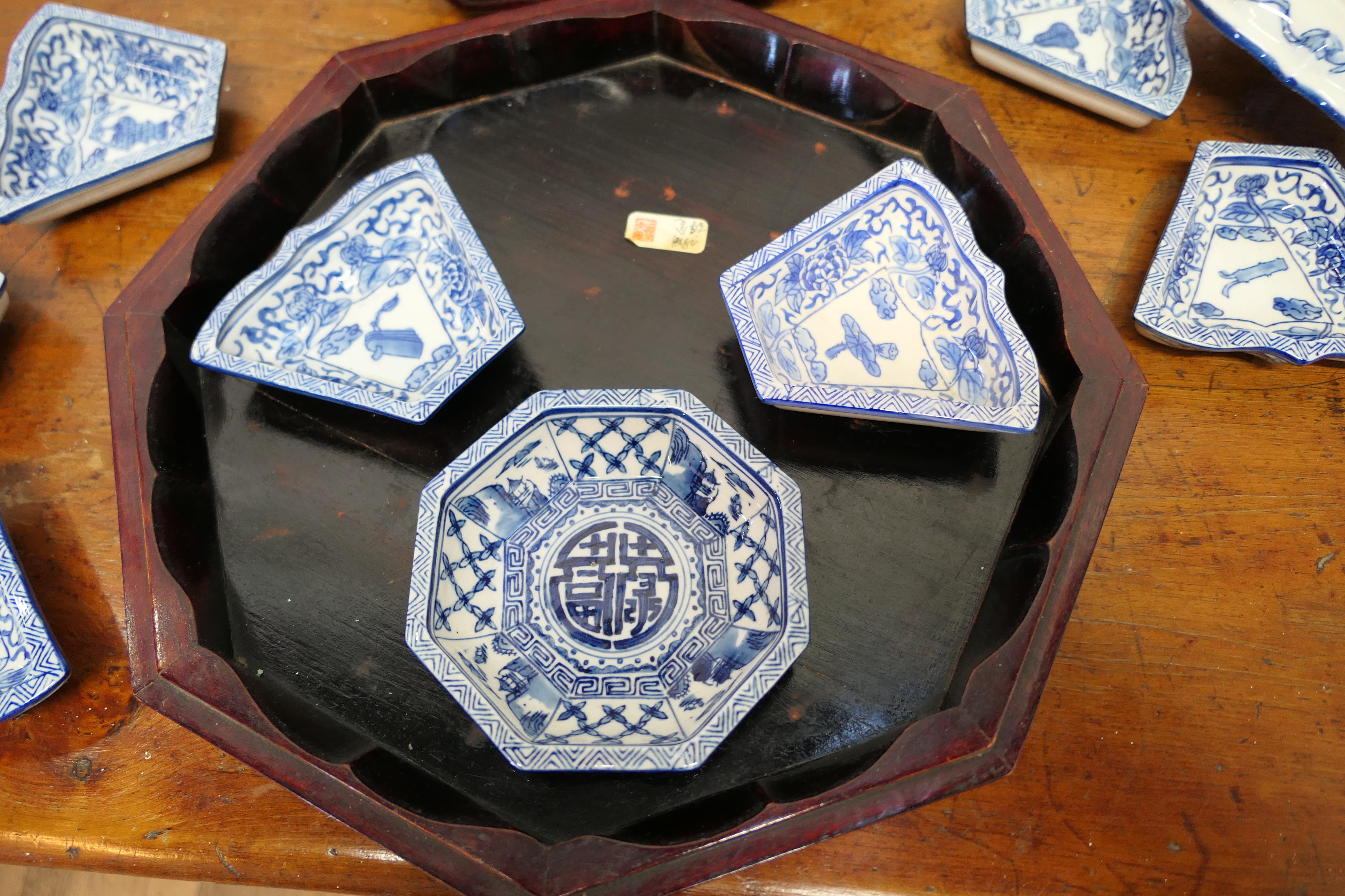 Céramique Plat à hors d'oeuvres oriental du milieu du siècle  Set in Presentation Lazy Susan en vente