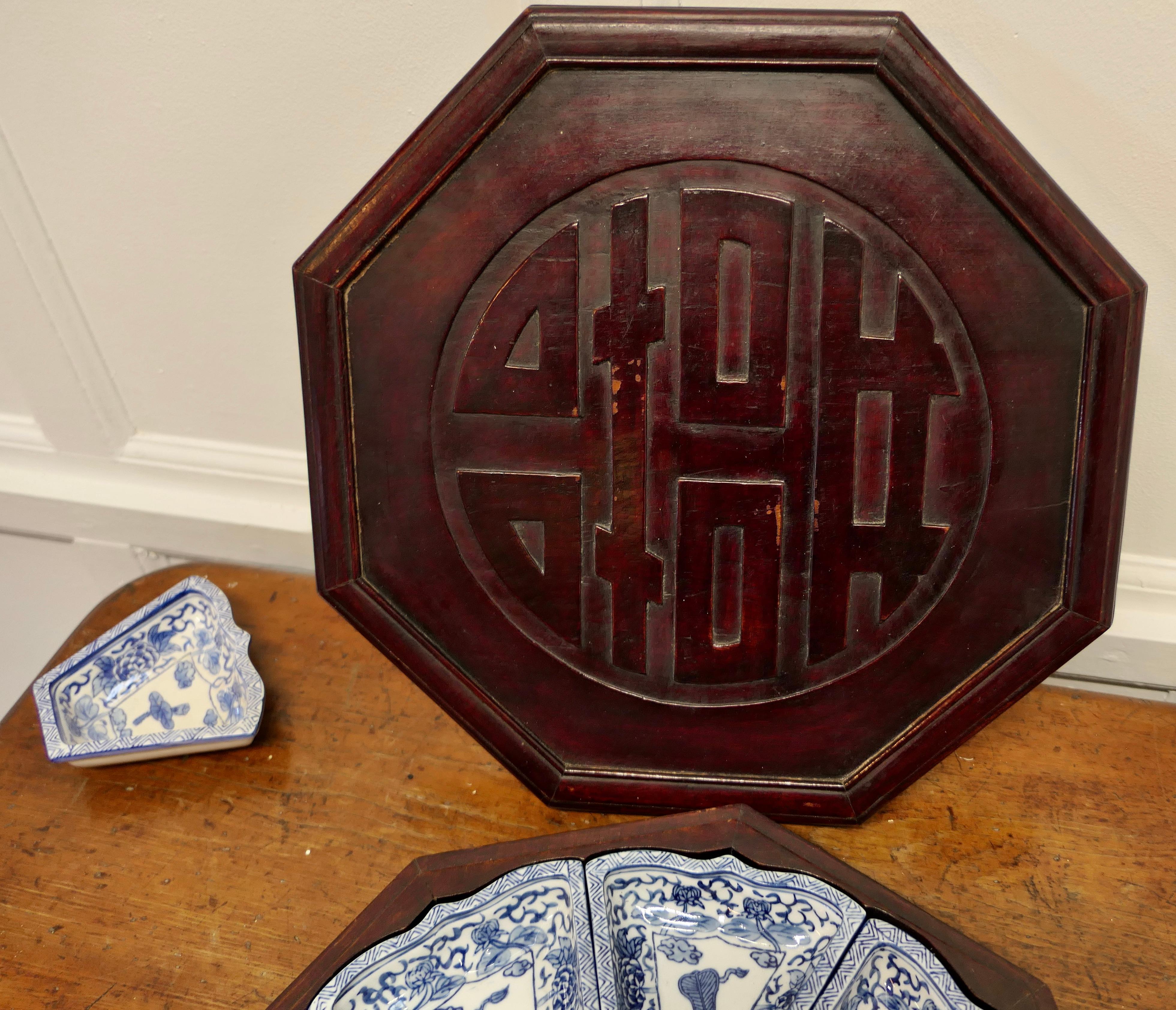Plat à hors d'oeuvres oriental du milieu du siècle  Set in Presentation Lazy Susan en vente 1
