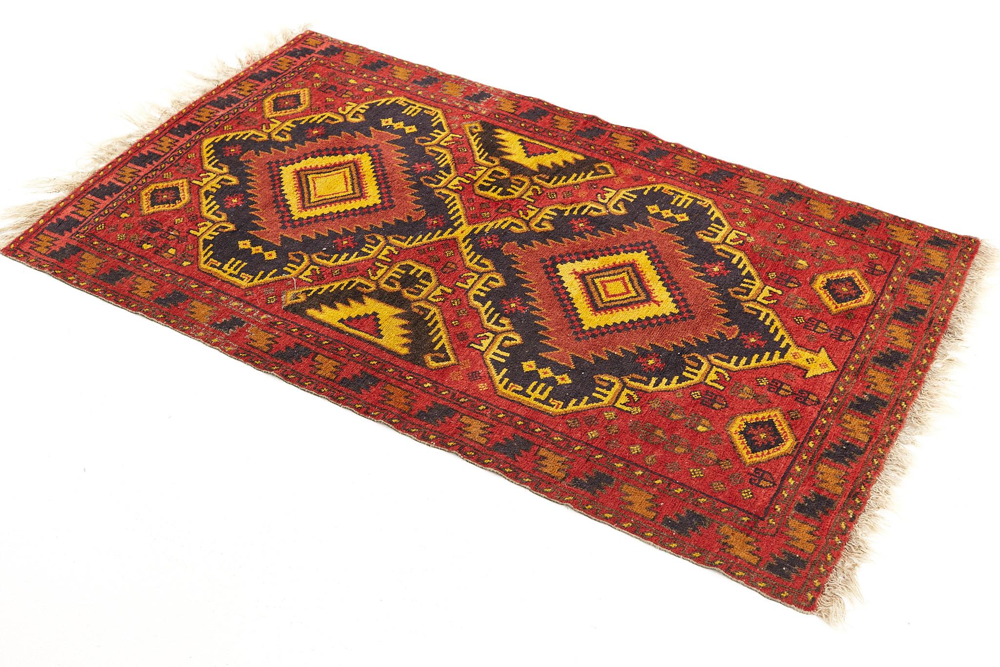 Orientalischer roter und goldener Teppich aus der Mitte des Jahrhunderts (Moderne der Mitte des Jahrhunderts) im Angebot