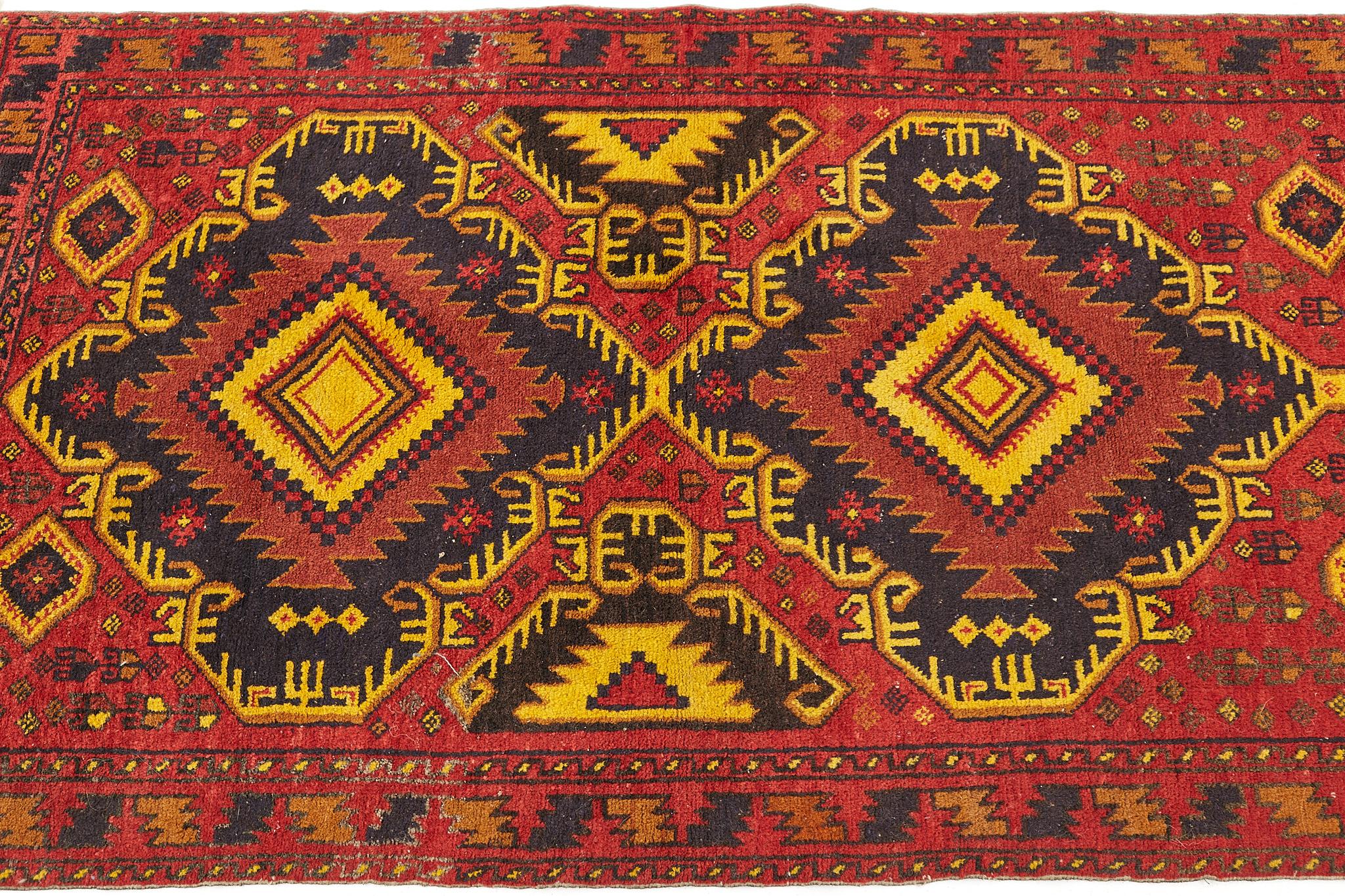 Orientalischer roter und goldener Teppich aus der Mitte des Jahrhunderts (amerikanisch) im Angebot