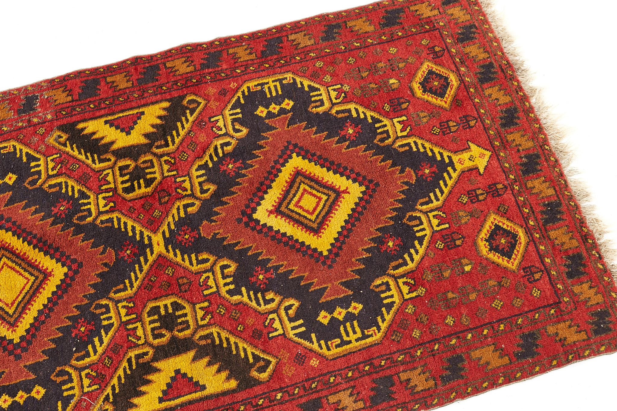 Orientalischer roter und goldener Teppich aus der Mitte des Jahrhunderts im Zustand „Gut“ im Angebot in Countryside, IL