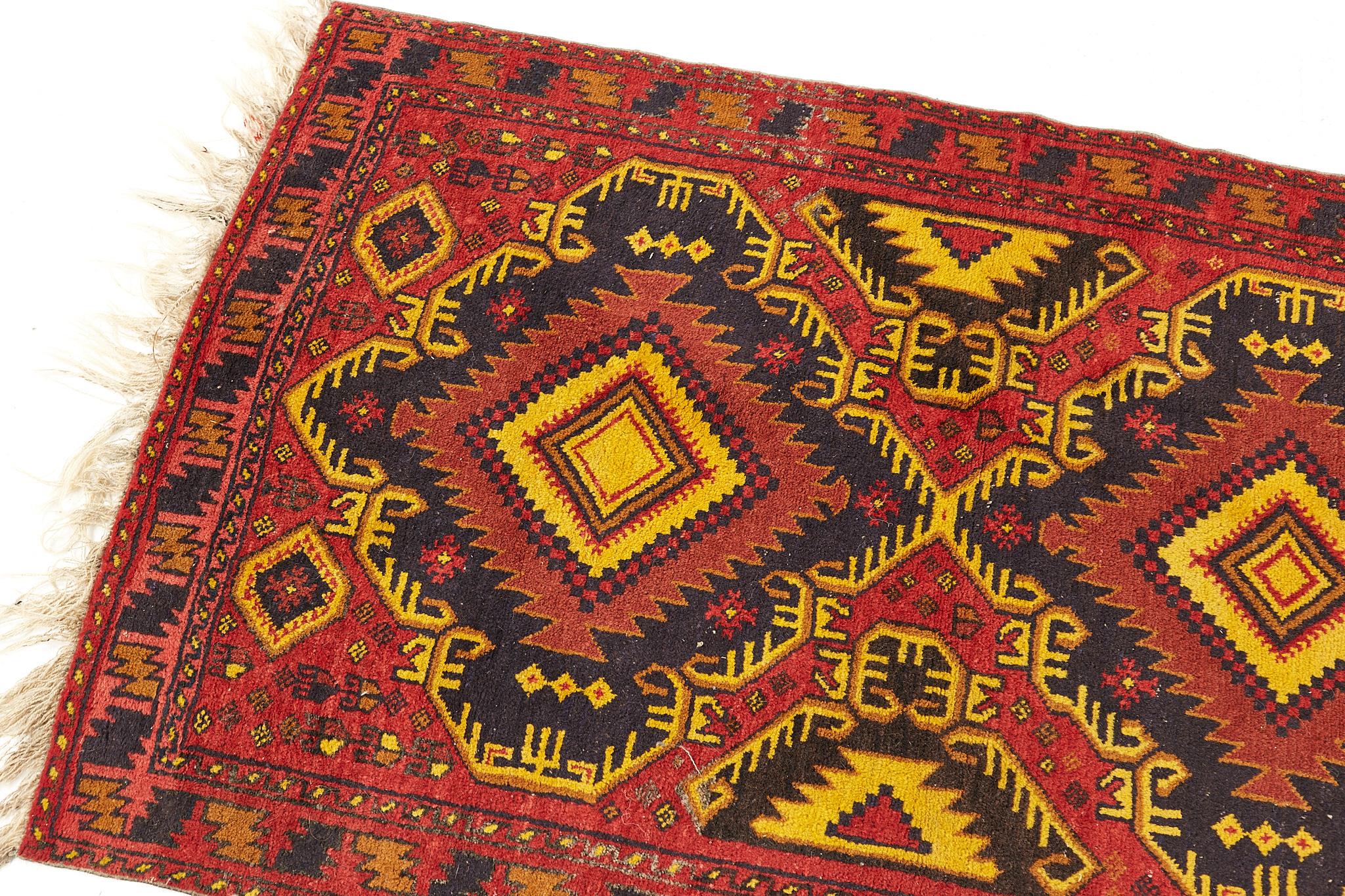 Orientalischer roter und goldener Teppich aus der Mitte des Jahrhunderts (Ende des 20. Jahrhunderts) im Angebot