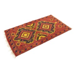 Orientalischer roter und goldener Teppich aus der Mitte des Jahrhunderts