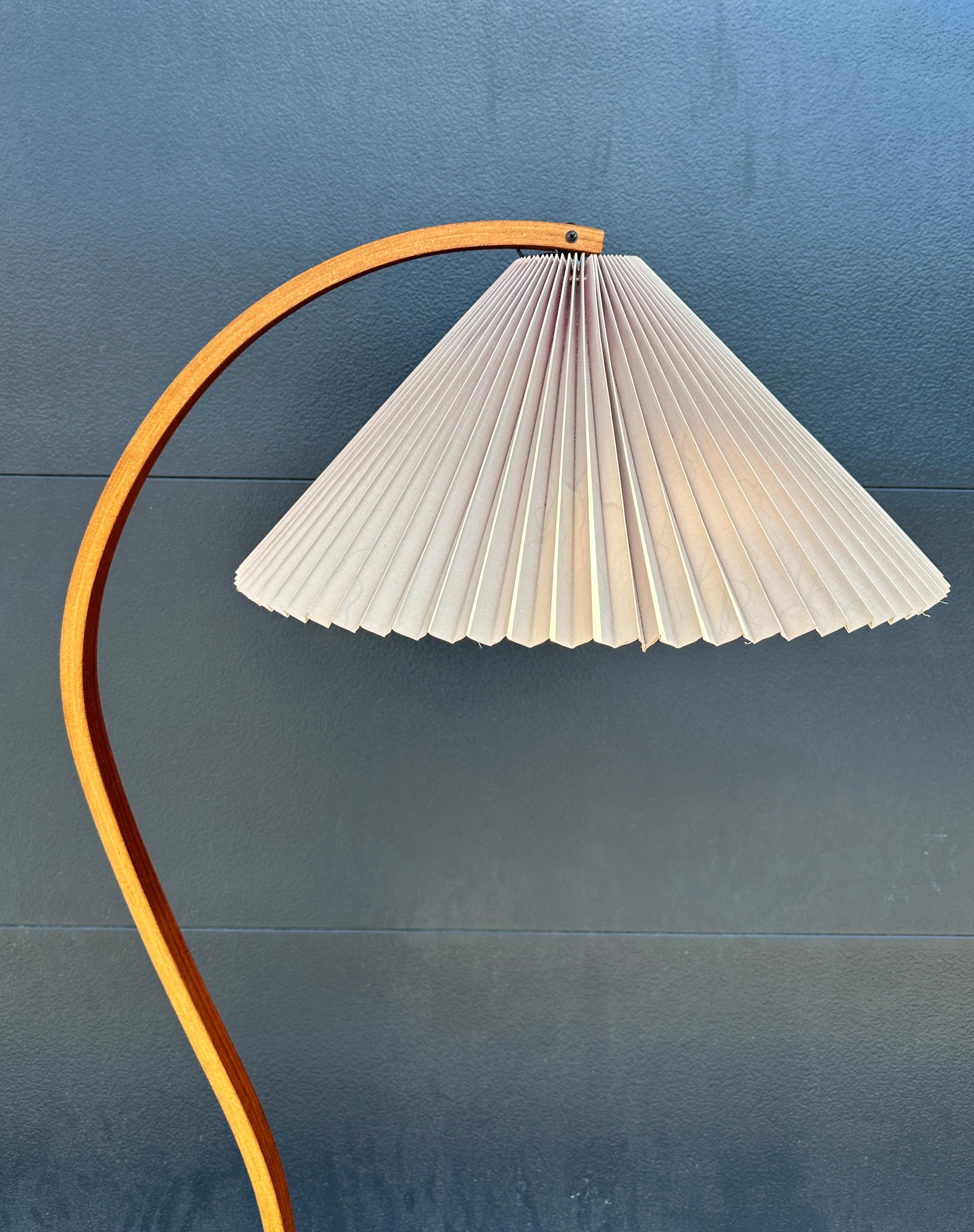 Original Caprani Bugholz-Stehlampe, circa. 1970. Diese Vintage-Lampe verfügt über einen skulpturalen, gebogenen Sperrholzständer, einen halbmondförmigen Sockel aus Gusseisen und einen gefalteten Leinenschirm. Originaler Schalter und Verkabelung in