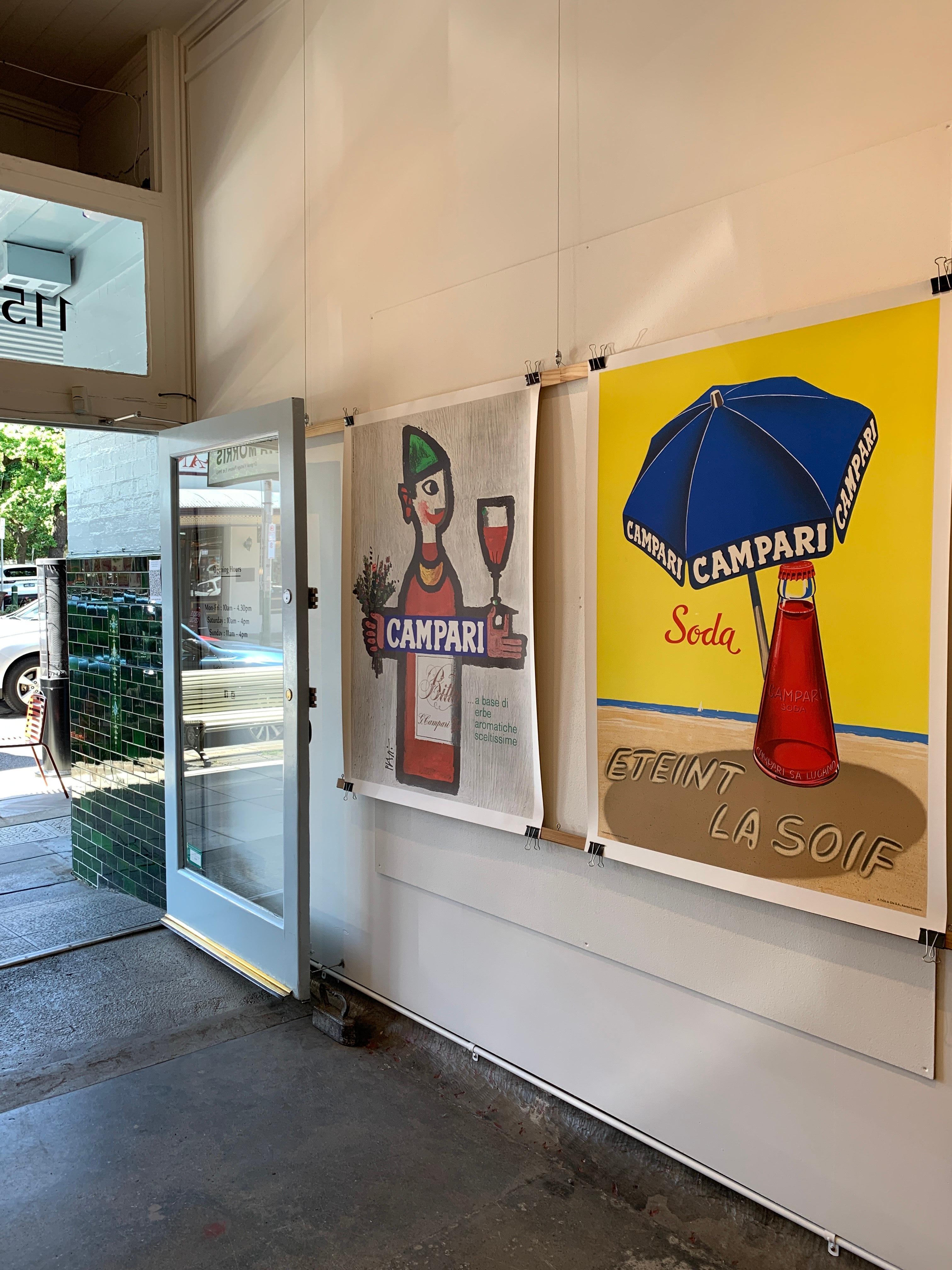 Póster Vintage Original de Mediados de Siglo, 'Sombrilla de playa Campari Soda' Suizo en venta